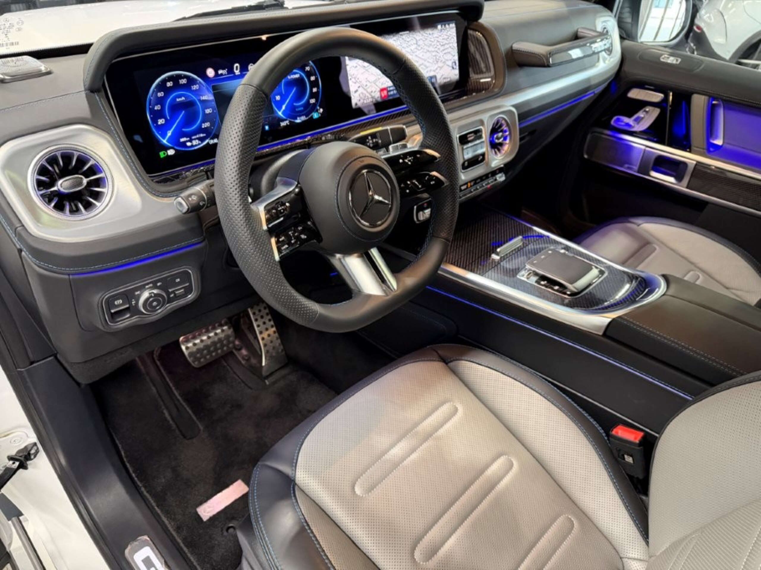 2025 Mercedes-Benz G-Class - メルセデス・ベンツ Gクラス G580 ウィズ EQ テクノロジー エディション1 4WD 左ハンドル ガラスS/R オパリスホワイトマグノ ブルメスタサウンド ステアリングヒーター Fメモリー付パワーシート&ヒーター&ベンチレーター&リラクゼーション&ダイナミックシート ナイトPKG ドラレコ