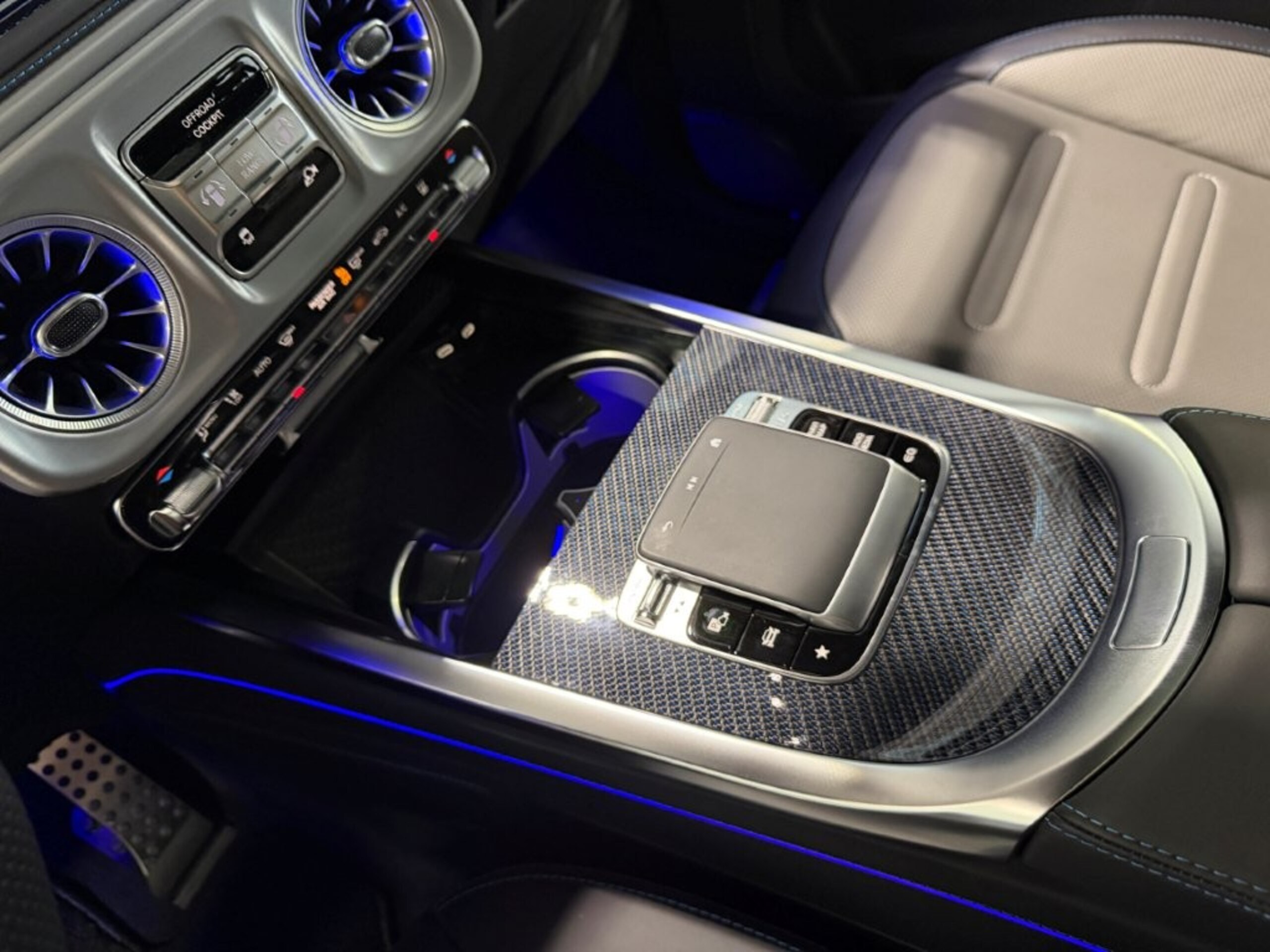 2025 Mercedes-Benz G-Class - メルセデス・ベンツ Gクラス G580 ウィズ EQ テクノロジー エディション1 4WD 左ハンドル ガラスS/R オパリスホワイトマグノ ブルメスタサウンド ステアリングヒーター Fメモリー付パワーシート&ヒーター&ベンチレーター&リラクゼーション&ダイナミックシート ナイトPKG ドラレコ