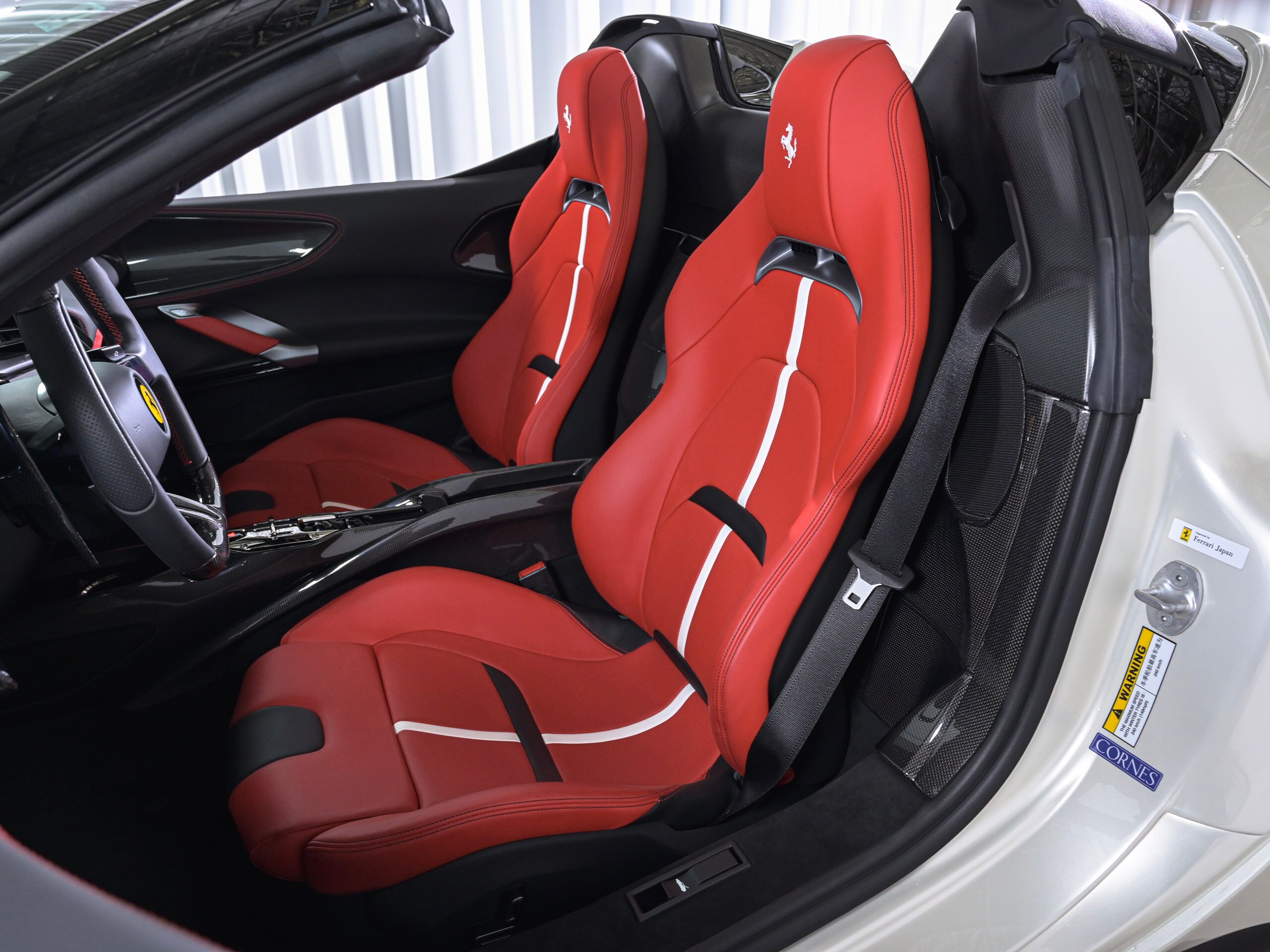 2023 Ferrari SF90Spider - フェラーリ SF90スパイダー アセット フィオラノ F1 DCT E4WD カーボンファイバー製エンジンマニフォールド ツー・トーン・ストライプ(Argent Nurburgring) 20インチ鍛造ダイアモンド研磨仕上スポーツホイール サラウンドビュー