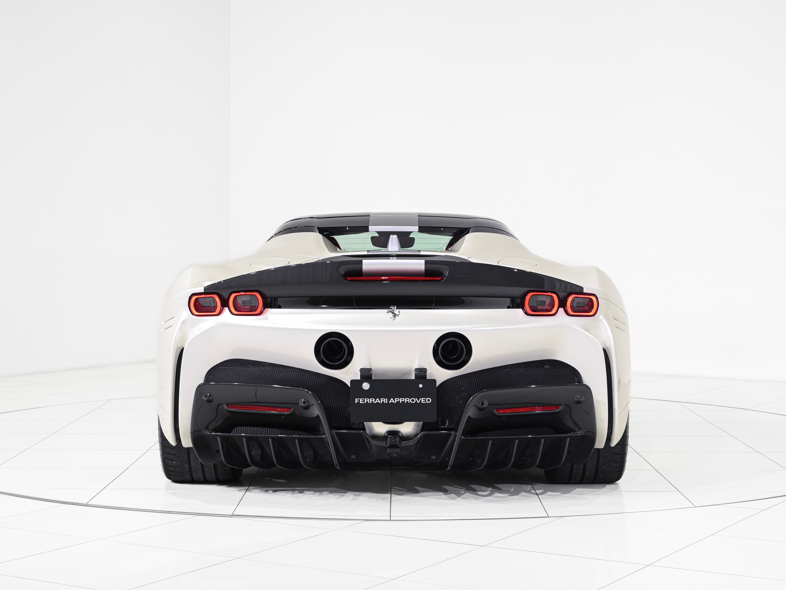 2023 Ferrari SF90Spider - フェラーリ SF90スパイダー アセット フィオラノ F1 DCT E4WD カーボンファイバー製エンジンマニフォールド ツー・トーン・ストライプ(Argent Nurburgring) 20インチ鍛造ダイアモンド研磨仕上スポーツホイール サラウンドビュー