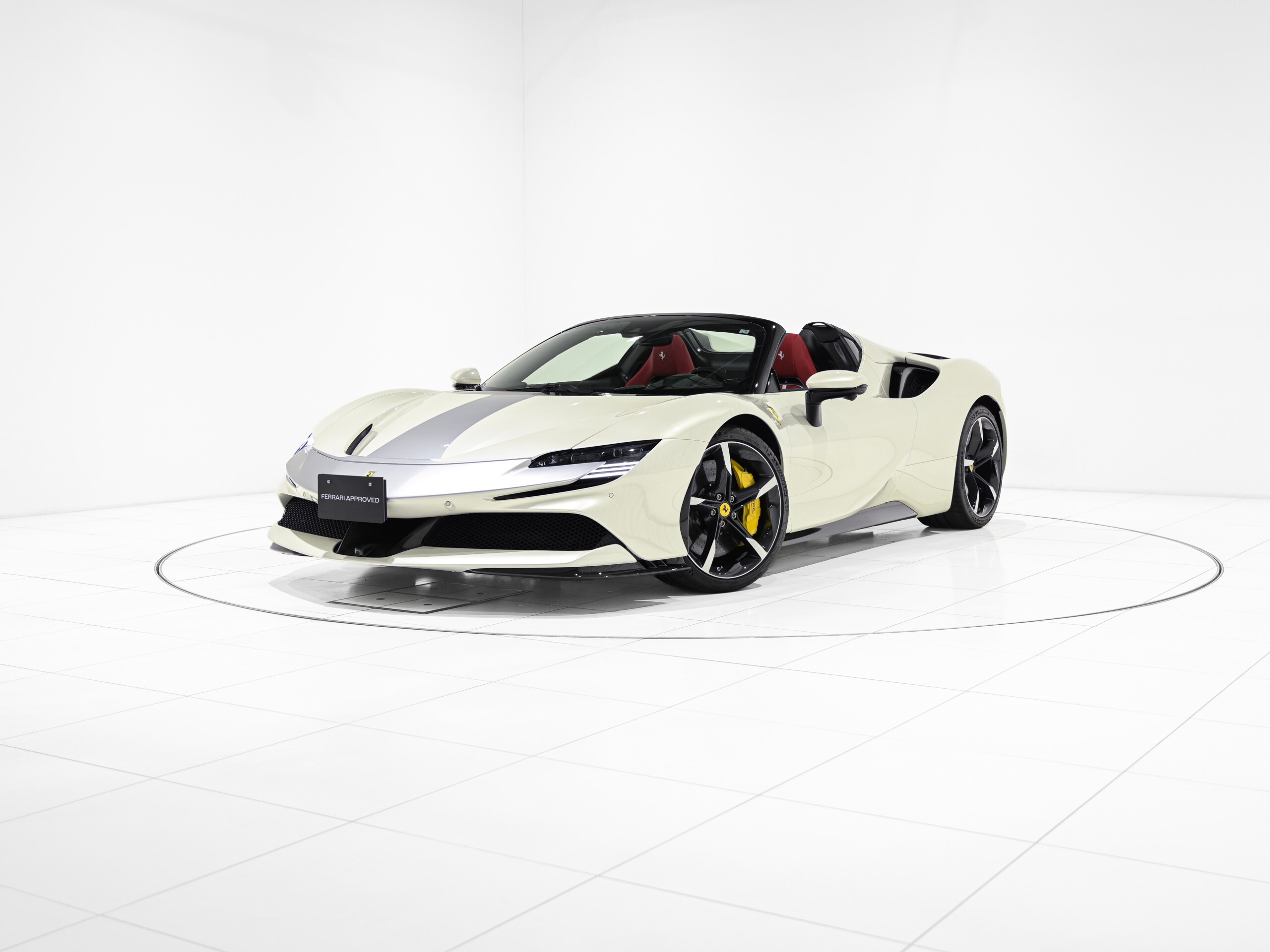 2023 Ferrari SF90Spider - フェラーリ SF90スパイダー アセット フィオラノ F1 DCT E4WD カーボンファイバー製エンジンマニフォールド ツー・トーン・ストライプ(Argent Nurburgring) 20インチ鍛造ダイアモンド研磨仕上スポーツホイール サラウンドビュー