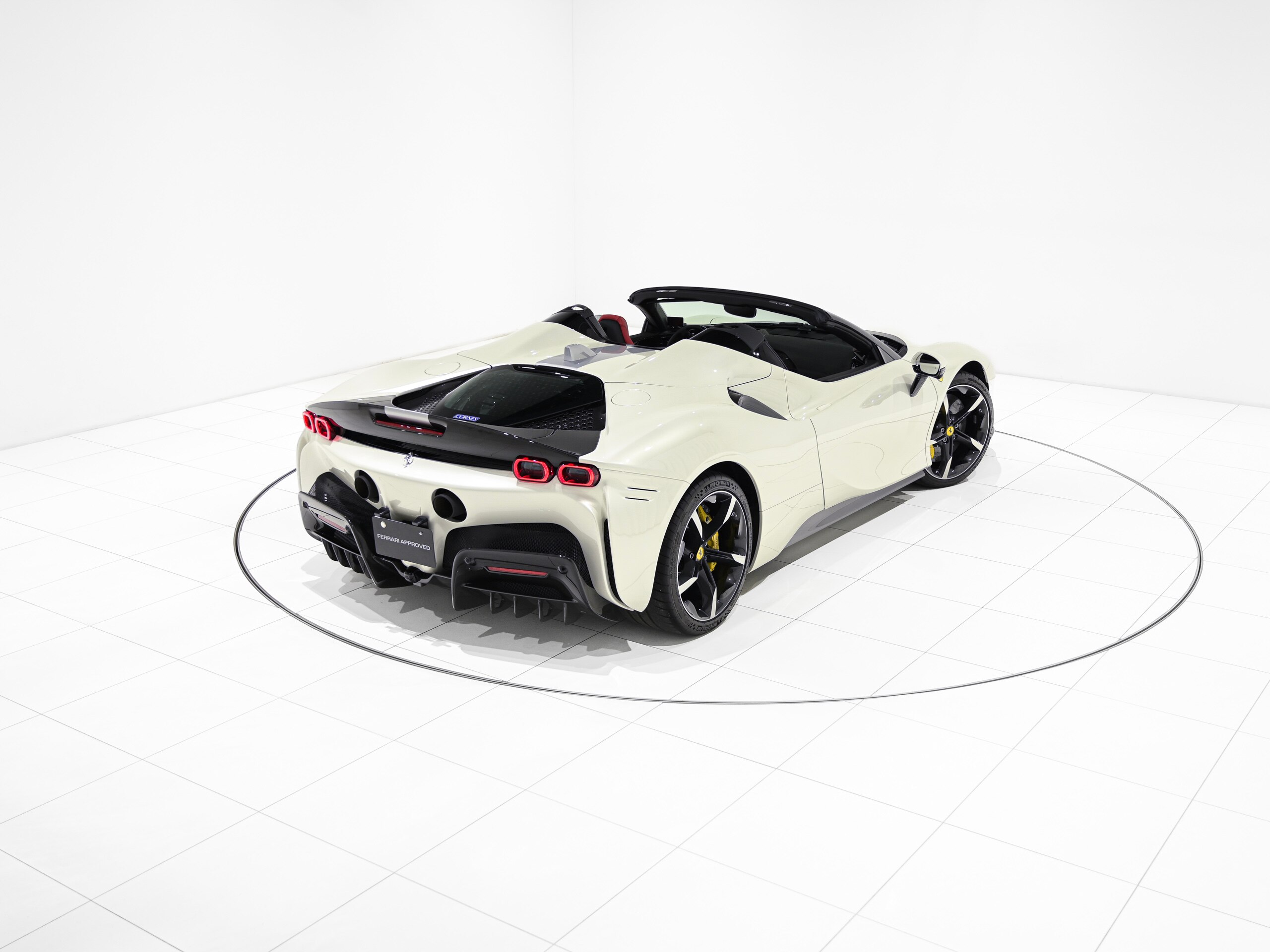 2023 Ferrari SF90Spider - フェラーリ SF90スパイダー アセット フィオラノ F1 DCT E4WD カーボンファイバー製エンジンマニフォールド ツー・トーン・ストライプ(Argent Nurburgring) 20インチ鍛造ダイアモンド研磨仕上スポーツホイール サラウンドビュー