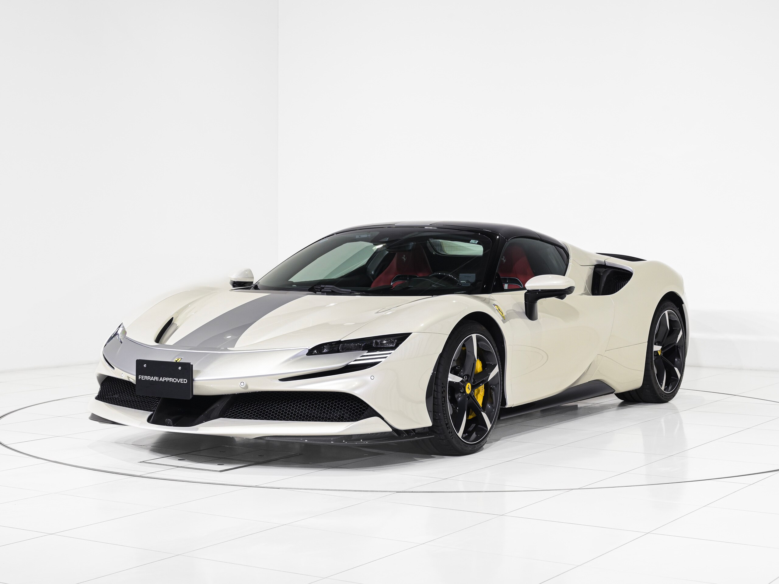 2023 Ferrari SF90Spider - フェラーリ SF90スパイダー アセット フィオラノ F1 DCT E4WD カーボンファイバー製エンジンマニフォールド ツー・トーン・ストライプ(Argent Nurburgring) 20インチ鍛造ダイアモンド研磨仕上スポーツホイール サラウンドビュー