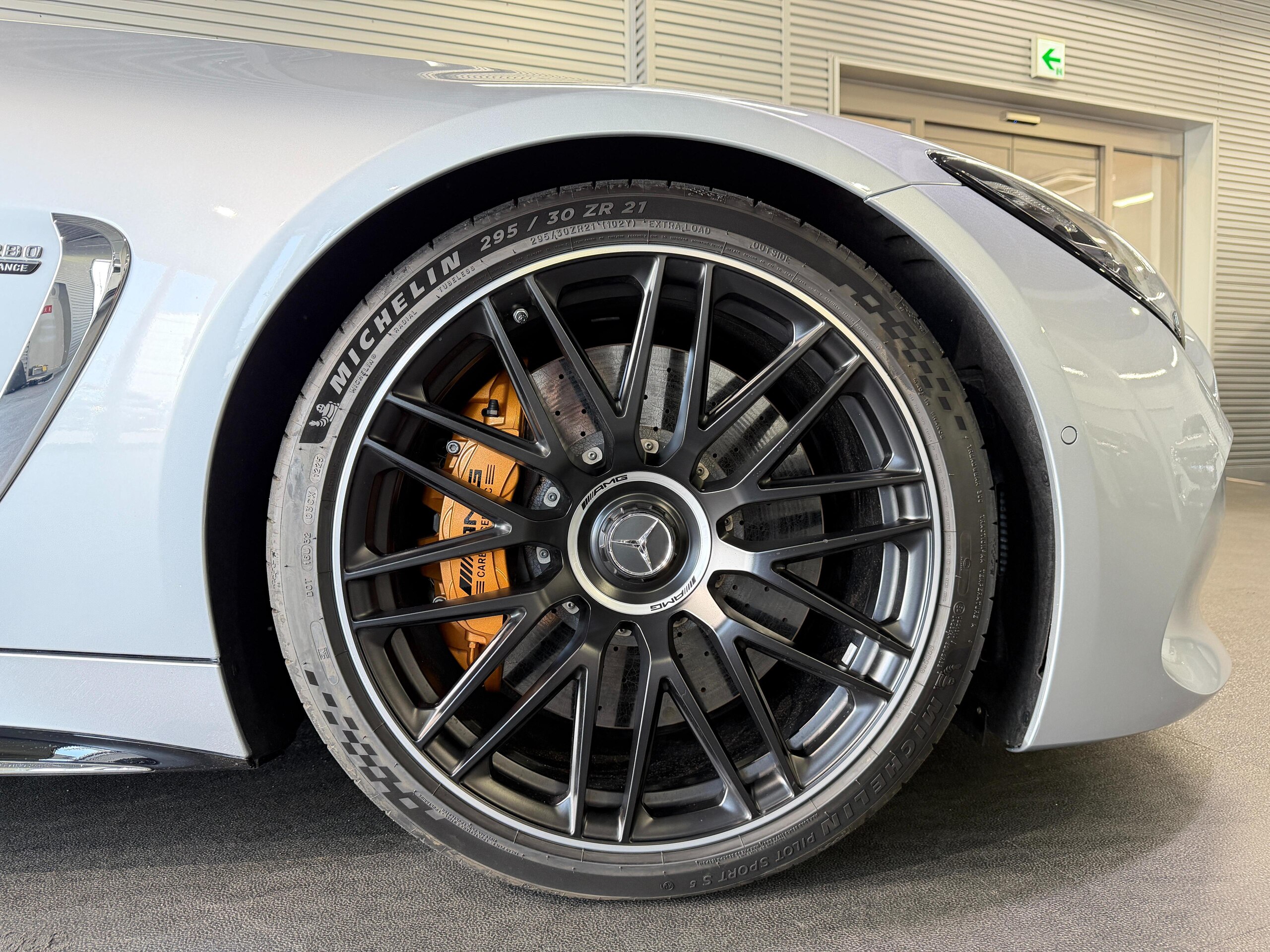 2025 Mercedes-AMG GT - メルセデスＡＭＧ GT 63 S E パフォーマンス クーペ 4WD MP202501 AMGパフォーマンスPKG 可倒式リアシート AMGカーボンセラミックブレーキ 黒本革 メモリー付パワーシート&ヒーター&ベンチレーター ステアリングヒーター ワイヤレスチャージ パワーゲート/フットオープナー
