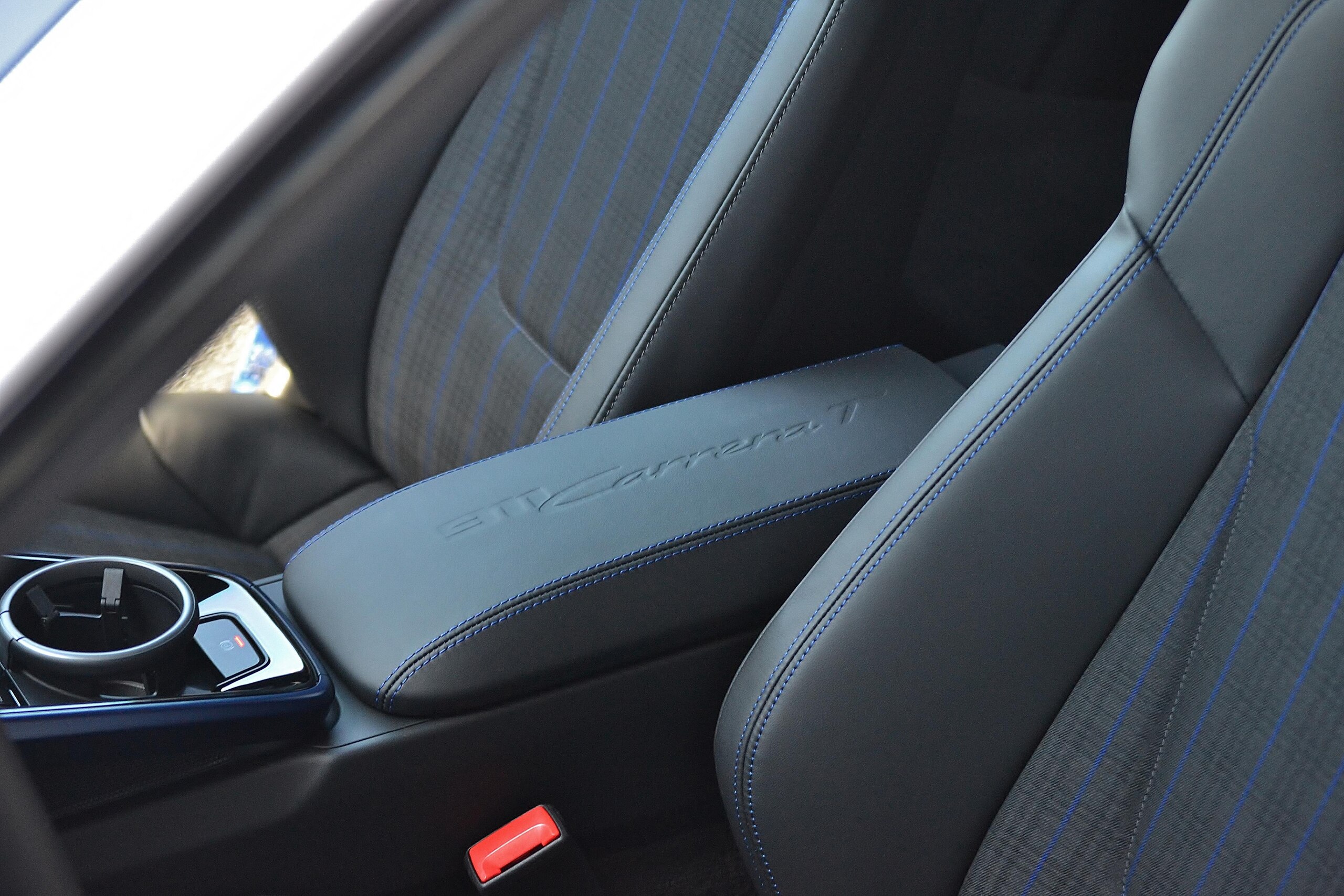 2025 Porsche 911 - ポルシェ 911 カレラT 6速MT 左H メンテナンスPKG加入済み レザーインテリア カーボンルーフ フロントリフター スポーツクロノPKG スポーツエキゾースト CarreraTエクステリアパッケージ Exclusive Designテールライト