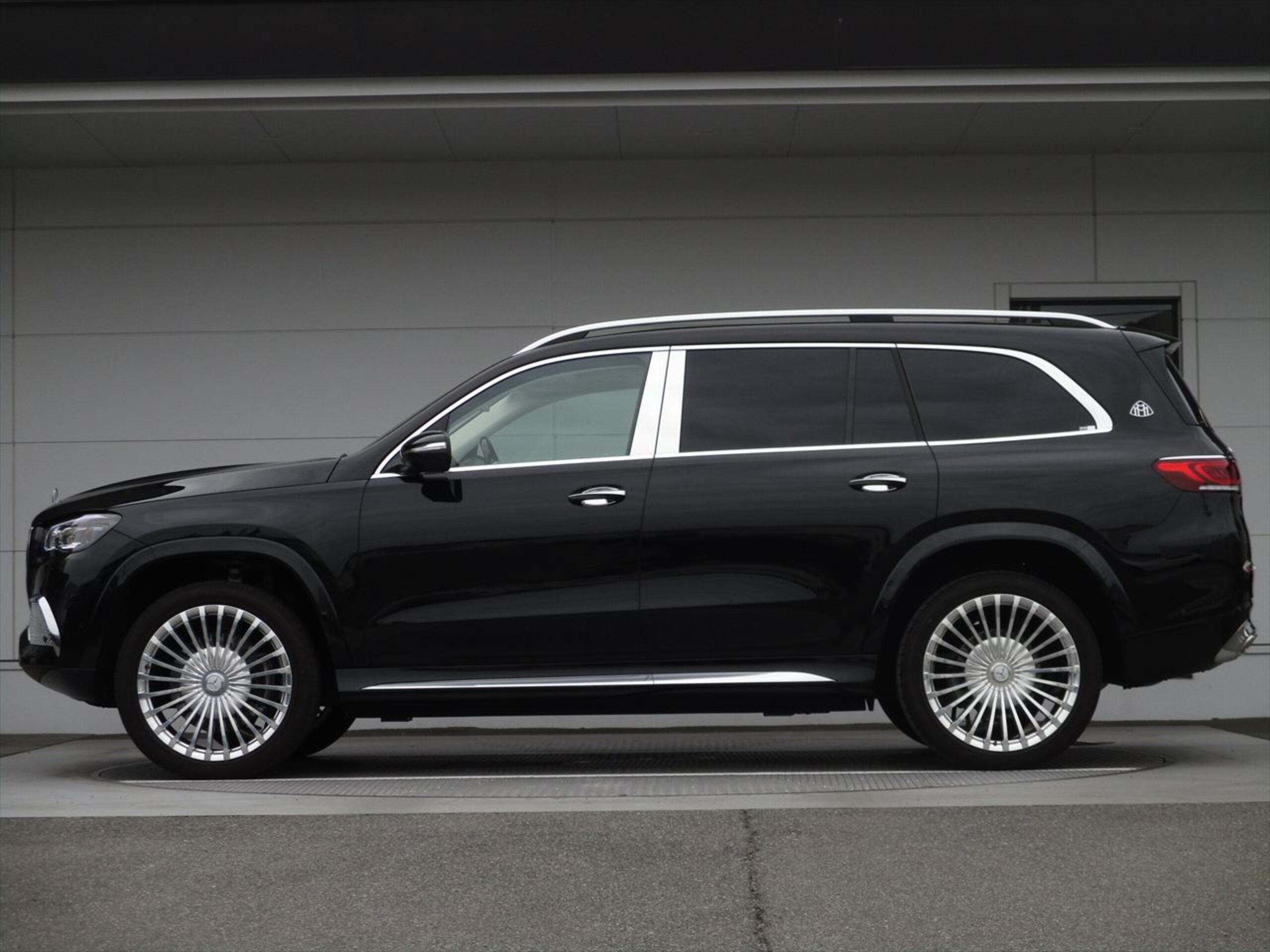 2024 Mercedes-Maybach GLS - メルセデス・マイバッハ GLS 600 4マチック (ISG搭載モデル) 4WD ワンオーナー ハイグロスブラックフローイングラインピアノラッカーウッドインテリアトリム パノラミックスライディングルーフ ヘッドアップディスプレイ エアサスペンション Wエアコン