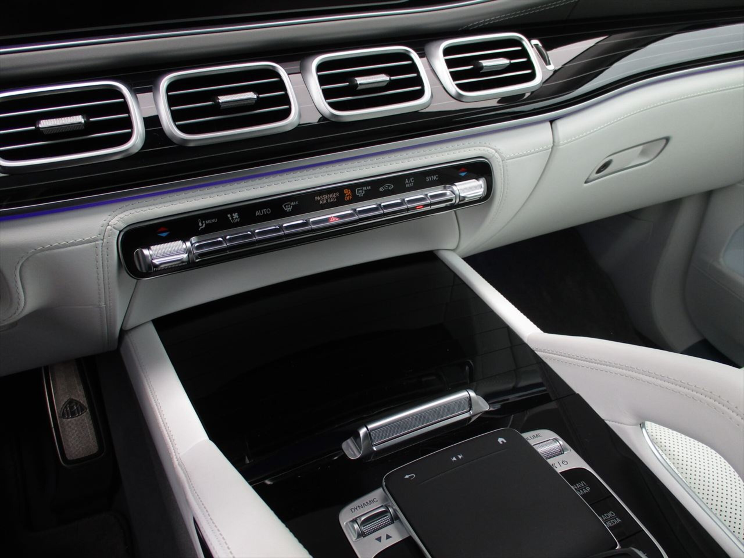2024 Mercedes-Maybach GLS - メルセデス・マイバッハ GLS 600 4マチック (ISG搭載モデル) 4WD ワンオーナー ハイグロスブラックフローイングラインピアノラッカーウッドインテリアトリム パノラミックスライディングルーフ ヘッドアップディスプレイ エアサスペンション Wエアコン