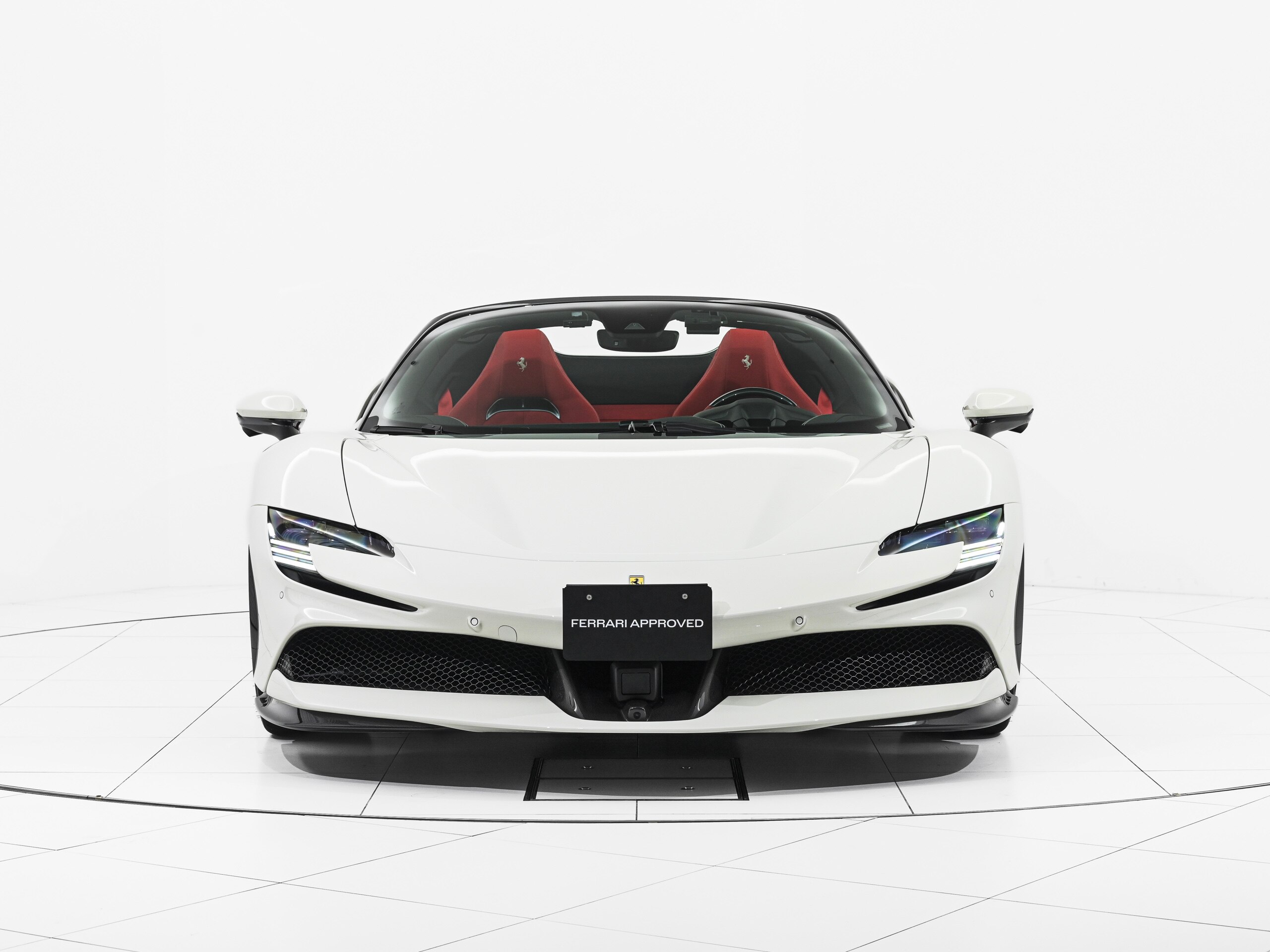 2023 Ferrari SF90Spider - フェラーリ SF90スパイダー F1 DCT E4WD デイトナスタイルシート アップルカープレイ ADAS ツートンカラー LED付ステアリング カーボン製ホイール サラウンドビューカメラ リフター