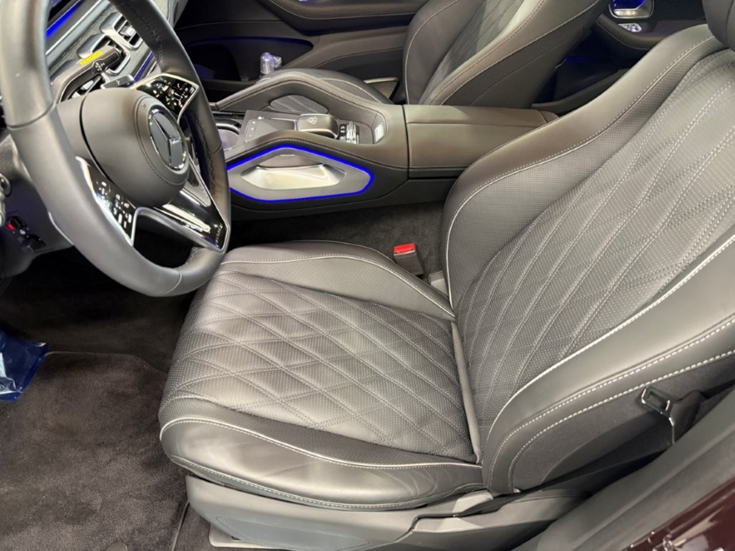 2025 Mercedes-Maybach GLS - メルセデス・マイバッハ GLS 600 4マチック (ISG搭載モデル) ファーストクラスパッケージ 4WD MP202402 左ハンドル ツートン:オブシディアンブラック/ルビーライトレッド リアツインモニター ナッパレザー黒本革 左右独立シート クーリングBOX 格納式テーブル 専用シャンパングラス格納 前後ドラレコ パノラミックS/R