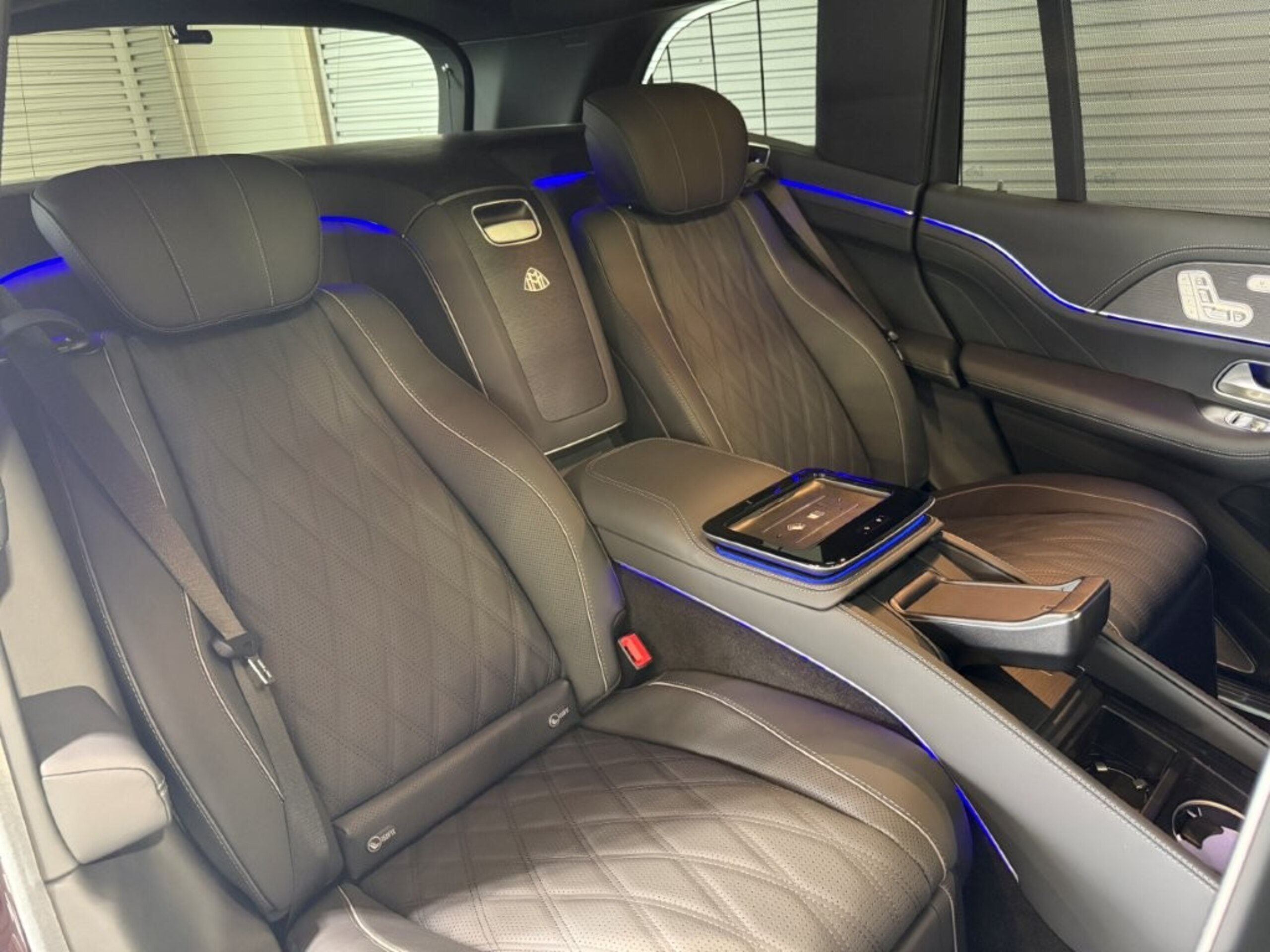 2025 Mercedes-Maybach GLS - メルセデス・マイバッハ GLS 600 4マチック (ISG搭載モデル) ファーストクラスパッケージ 4WD MP202402 左ハンドル ツートン:オブシディアンブラック/ルビーライトレッド リアツインモニター ナッパレザー黒本革 左右独立シート クーリングBOX 格納式テーブル 専用シャンパングラス格納 前後ドラレコ パノラミックS/R