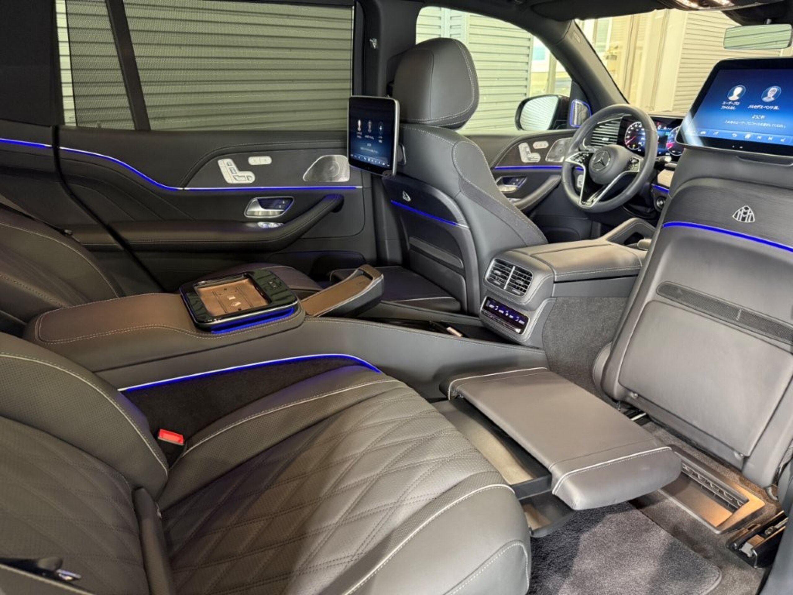 2025 Mercedes-Maybach GLS - メルセデス・マイバッハ GLS 600 4マチック (ISG搭載モデル) ファーストクラスパッケージ 4WD MP202402 左ハンドル ツートン:オブシディアンブラック/ルビーライトレッド リアツインモニター ナッパレザー黒本革 左右独立シート クーリングBOX 格納式テーブル 専用シャンパングラス格納 前後ドラレコ パノラミックS/R