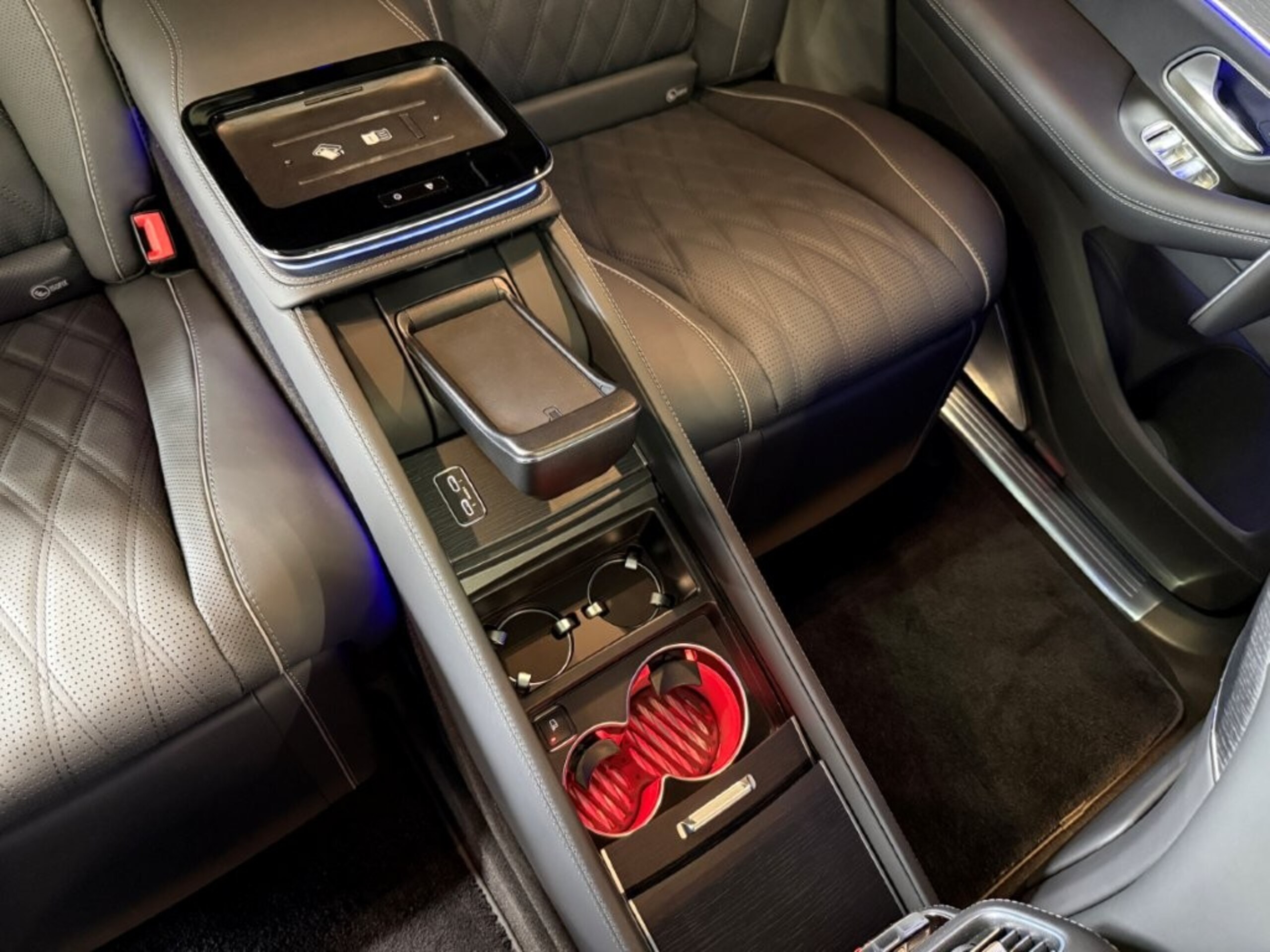 2025 Mercedes-Maybach GLS - メルセデス・マイバッハ GLS 600 4マチック (ISG搭載モデル) ファーストクラスパッケージ 4WD MP202402 左ハンドル ツートン:オブシディアンブラック/ルビーライトレッド リアツインモニター ナッパレザー黒本革 左右独立シート クーリングBOX 格納式テーブル 専用シャンパングラス格納 前後ドラレコ パノラミックS/R