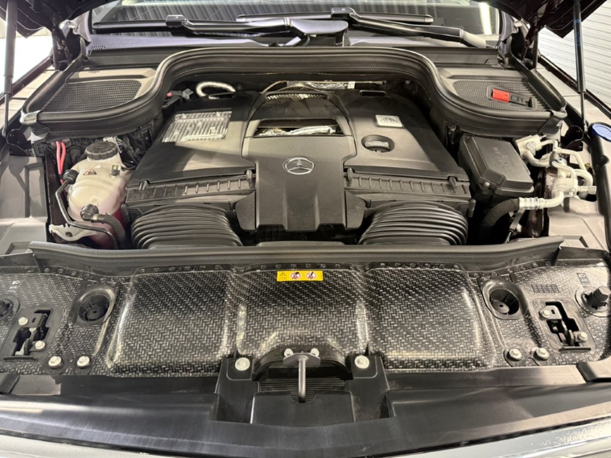 2025 Mercedes-Maybach GLS - メルセデス・マイバッハ GLS 600 4マチック (ISG搭載モデル) ファーストクラスパッケージ 4WD MP202402 左ハンドル ツートン:オブシディアンブラック/ルビーライトレッド リアツインモニター ナッパレザー黒本革 左右独立シート クーリングBOX 格納式テーブル 専用シャンパングラス格納 前後ドラレコ パノラミックS/R