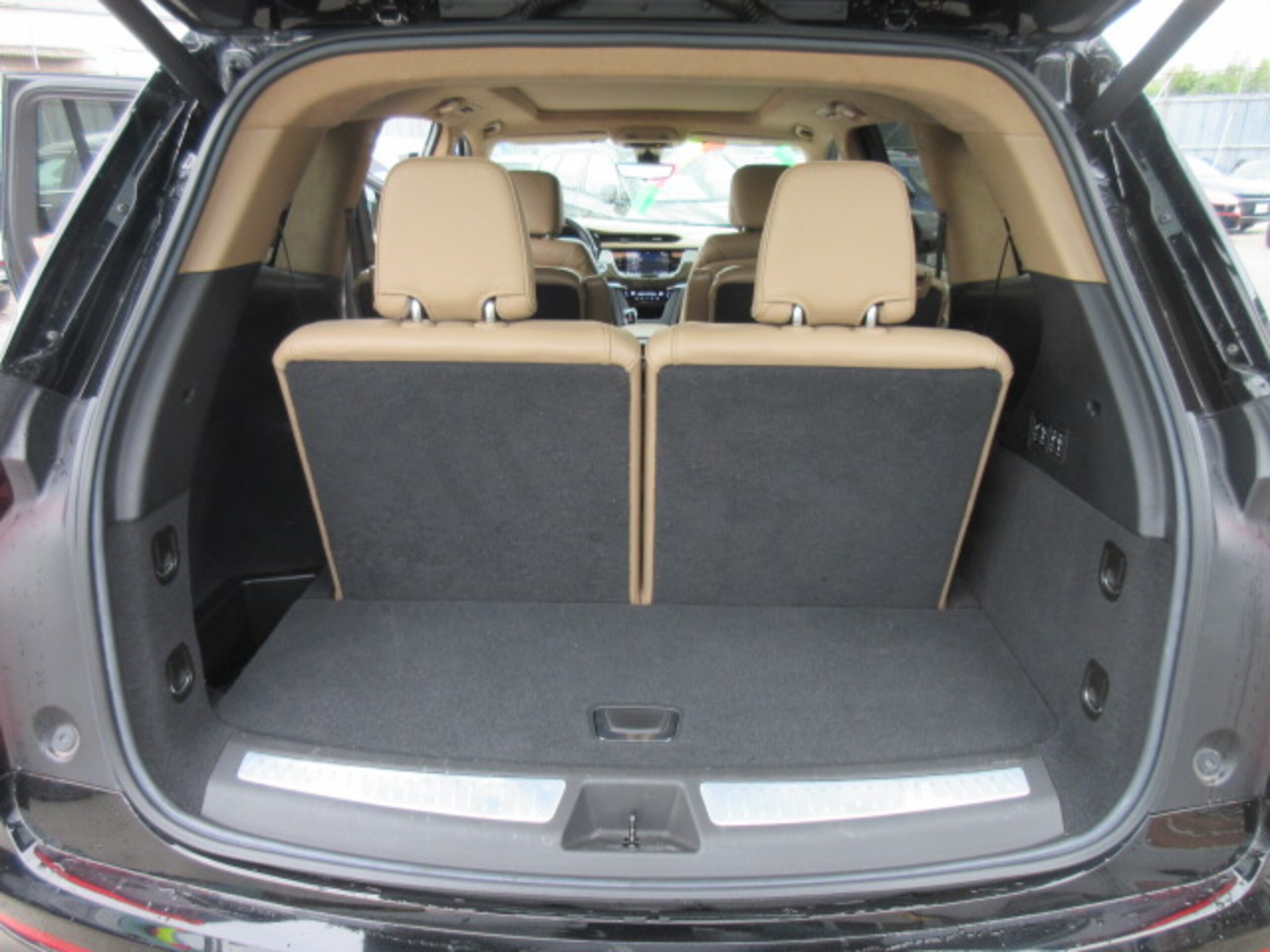 2022 Cadillac XT6 - キャデラック XT6 プラチナム 4WD (6人乗/左ハンドル/サンルーフ/本革/BOSE) 純正ディスプレイオーディオ/全周囲カメラ/電動ゲート/純正20アルミ/デジタルインナーミラー/エアシート/シートヒーター/ステアリングヒーター/アップルカープレイ