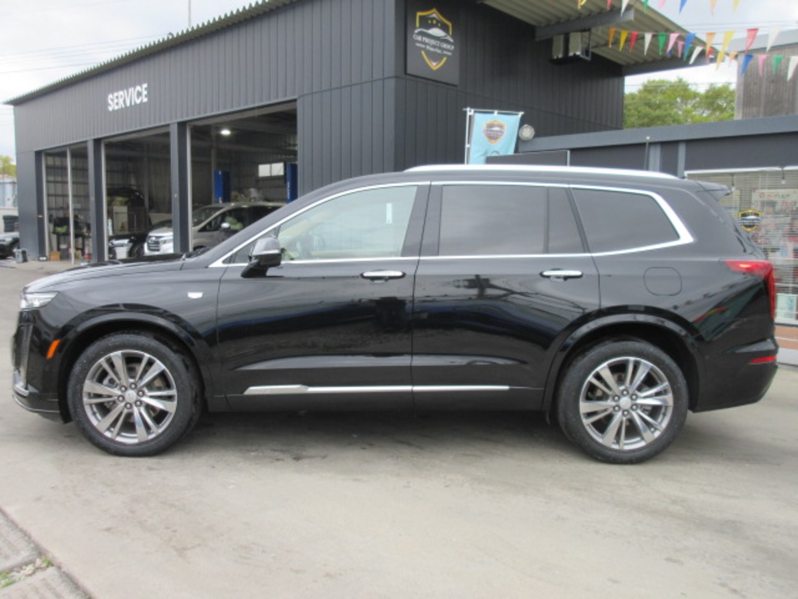 2022 Cadillac XT6 - キャデラック XT6 プラチナム 4WD (6人乗/左ハンドル/サンルーフ/本革/BOSE) 純正ディスプレイオーディオ/全周囲カメラ/電動ゲート/純正20アルミ/デジタルインナーミラー/エアシート/シートヒーター/ステアリングヒーター/アップルカープレイ