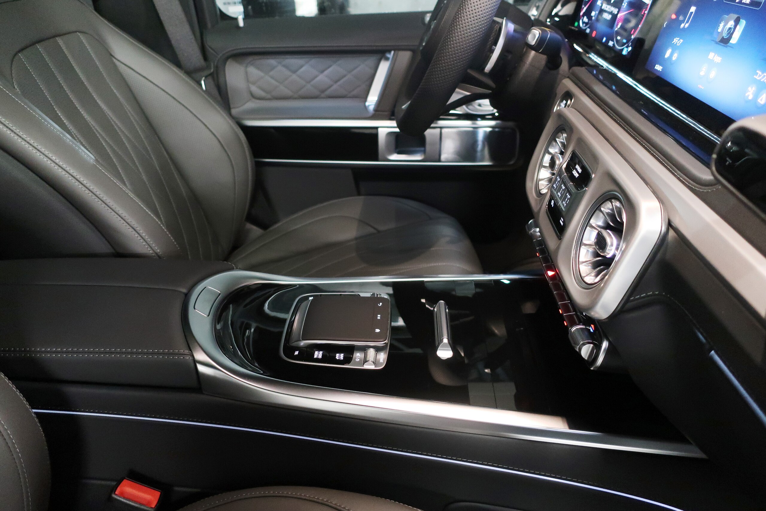 2026 Mercedes-Benz G-Class - メルセデス・ベンツ Gクラス G450d AMGラインパッケージ (ISG) ディーゼルターボ 4WD MP202601 AMG LINE 20AW ナイトPKG ManufakturprogramPlus Fスリーポインテッドスター&Sタイヤマーク& G450dエンブレムグロスブラック opオバリスホワイトM AMGプレミアフロアマット Dレコーダー op436 左H D車