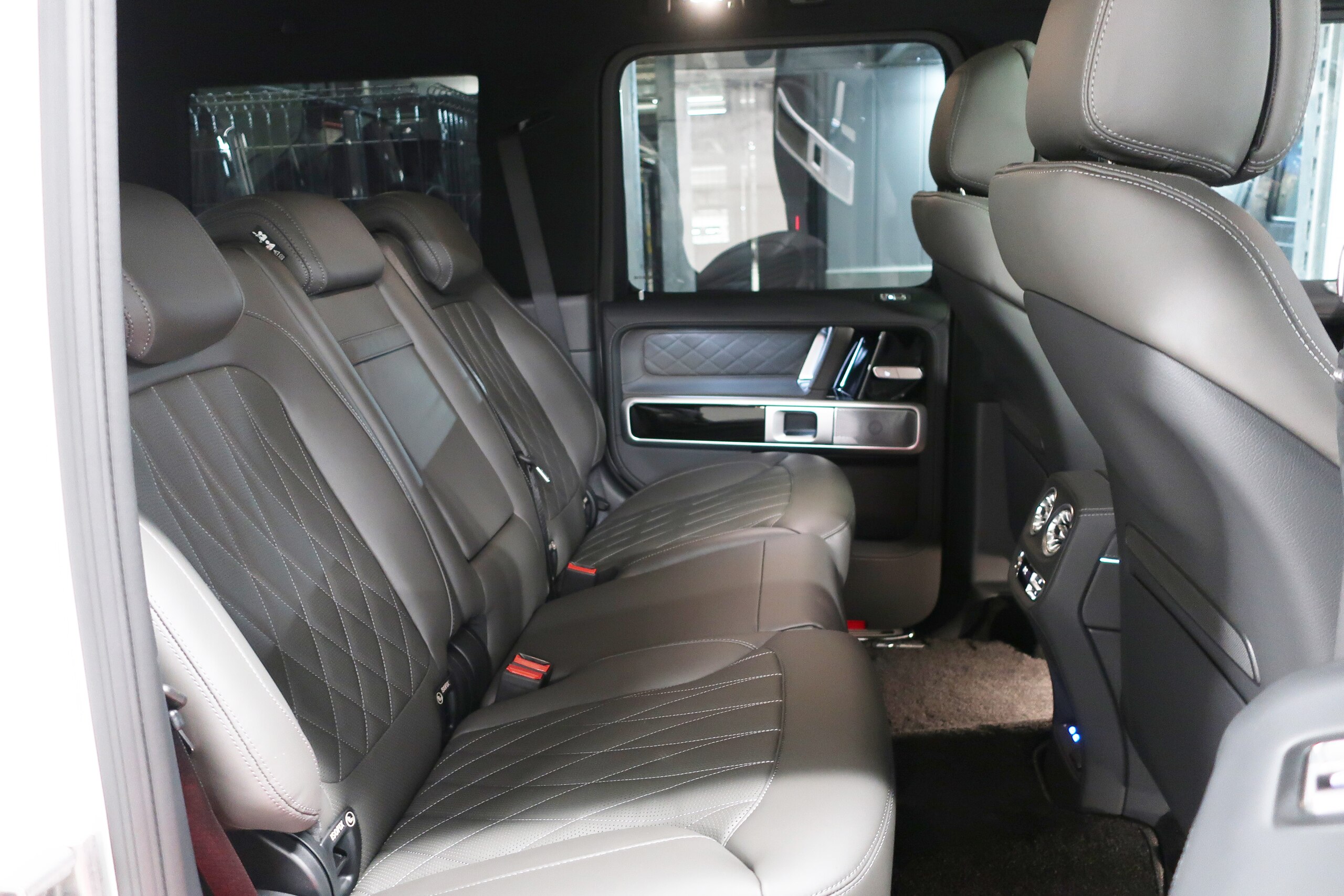 2026 Mercedes-Benz G-Class - メルセデス・ベンツ Gクラス G450d AMGラインパッケージ (ISG) ディーゼルターボ 4WD MP202601 AMG LINE 20AW ナイトPKG ManufakturprogramPlus Fスリーポインテッドスター&Sタイヤマーク& G450dエンブレムグロスブラック opオバリスホワイトM AMGプレミアフロアマット Dレコーダー op436 左H D車