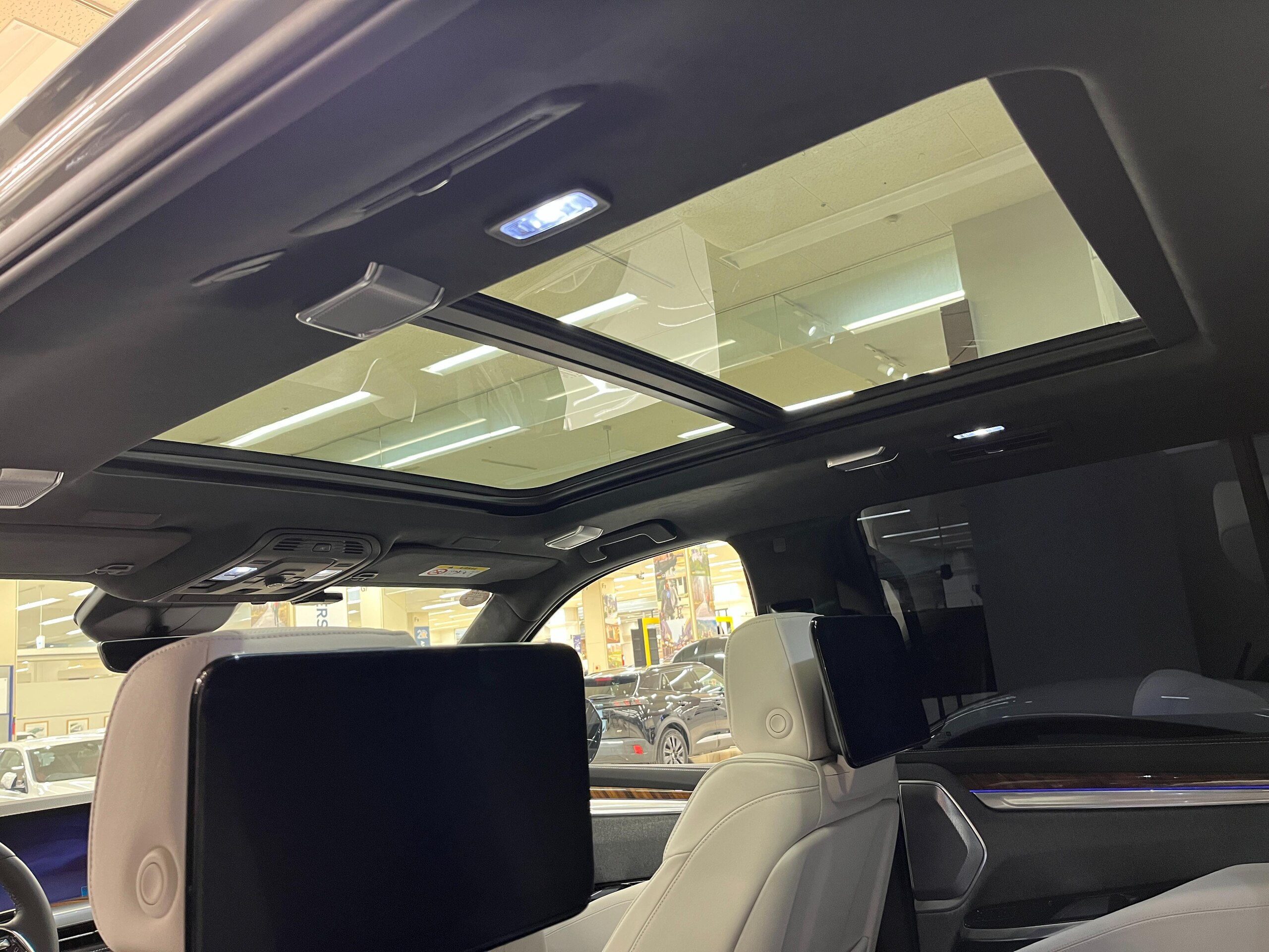 2025 Cadillac Escalade - キャデラック エスカレード スポーツ ローンチ エディション4WD 日本限定モデル50台限定/ワンオーナー/禁煙車/左ハンドル/白革シート/サンルーフ/グロスブラックモデルバッジ/24インチアルミ/シェアグレイ・ジェットブラックアクセント/ACC