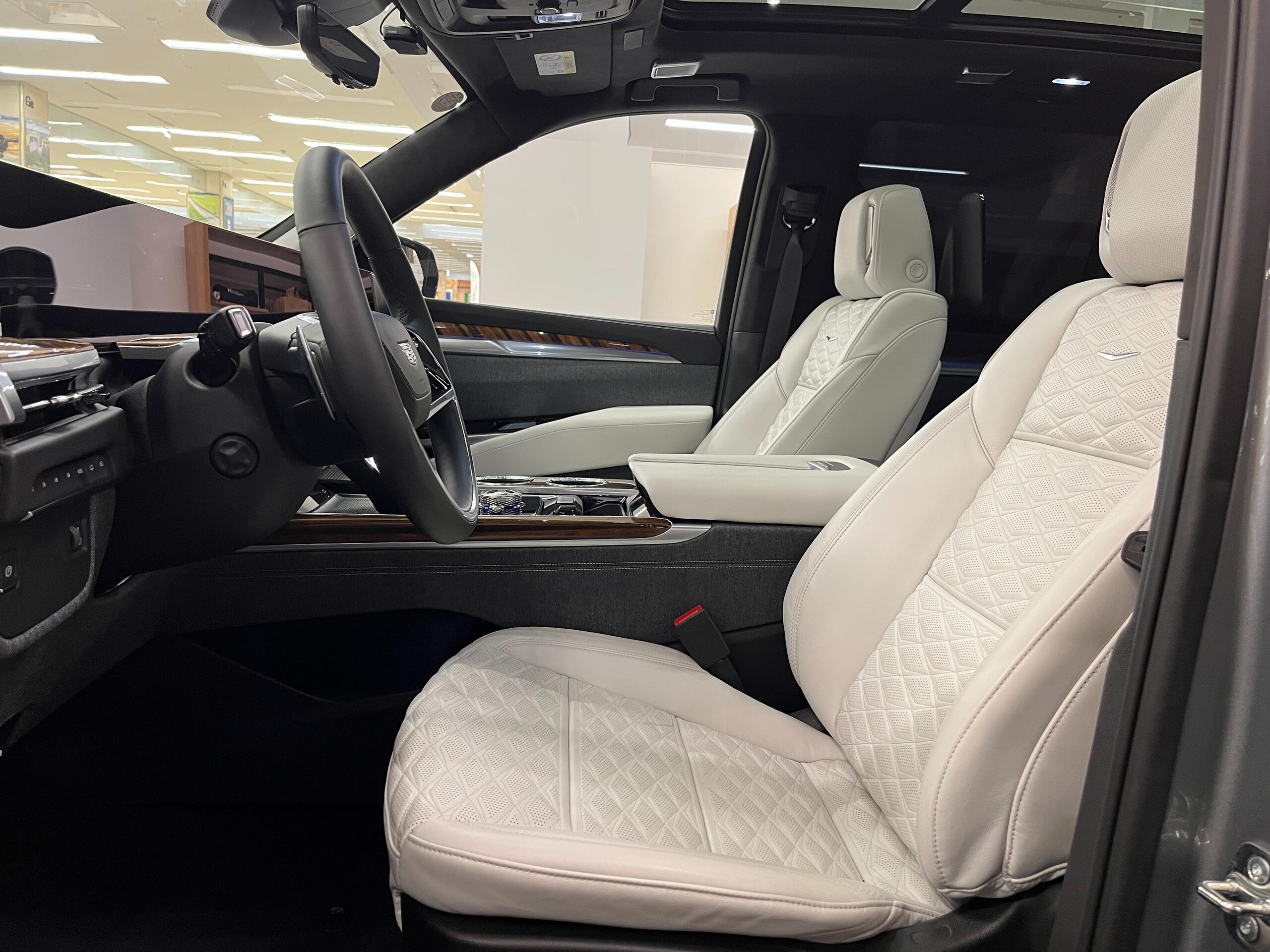 2025 Cadillac Escalade - キャデラック エスカレード スポーツ ローンチ エディション4WD 日本限定モデル50台限定/ワンオーナー/禁煙車/左ハンドル/白革シート/サンルーフ/グロスブラックモデルバッジ/24インチアルミ/シェアグレイ・ジェットブラックアクセント/ACC