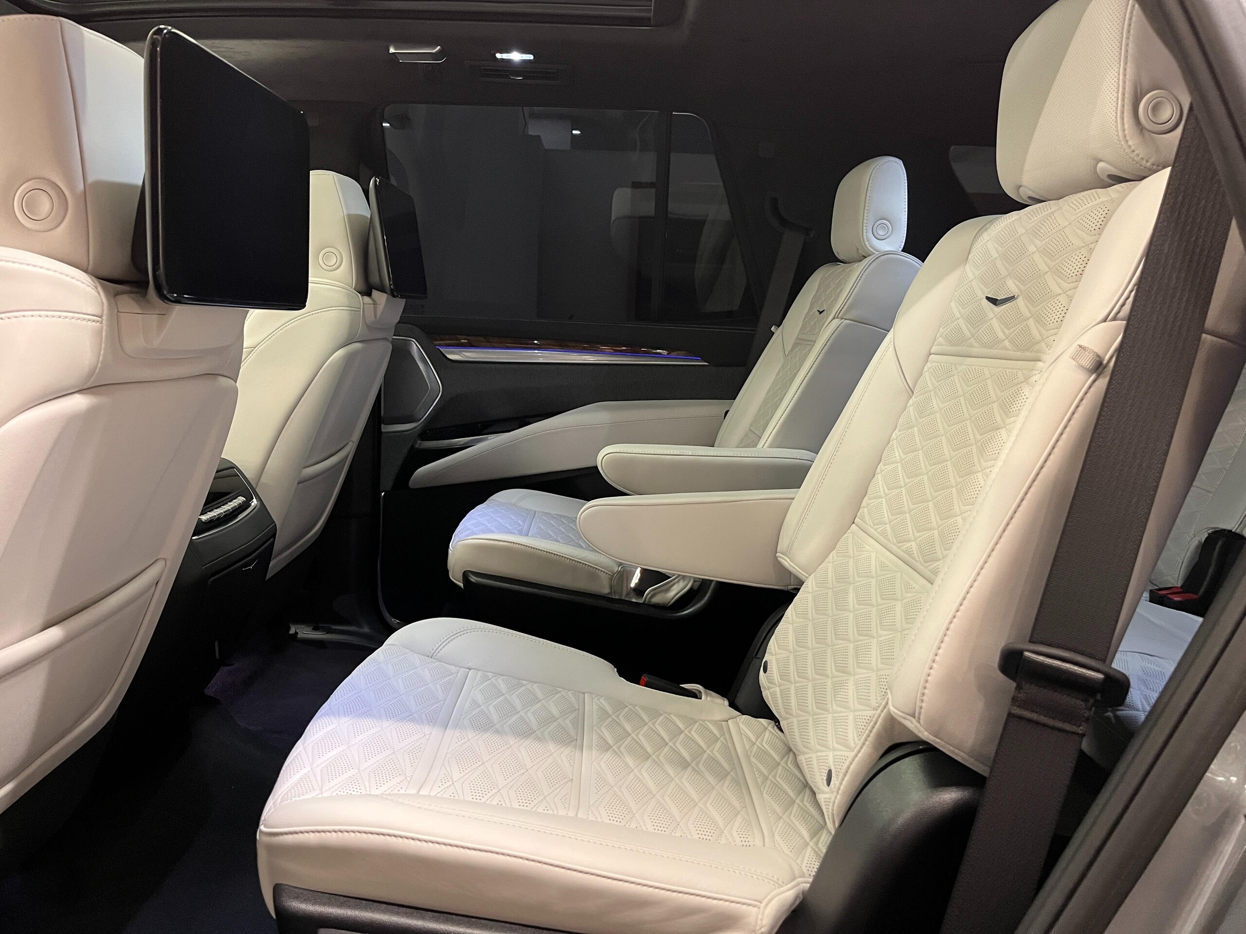 2025 Cadillac Escalade - キャデラック エスカレード スポーツ ローンチ エディション4WD 日本限定モデル50台限定/ワンオーナー/禁煙車/左ハンドル/白革シート/サンルーフ/グロスブラックモデルバッジ/24インチアルミ/シェアグレイ・ジェットブラックアクセント/ACC