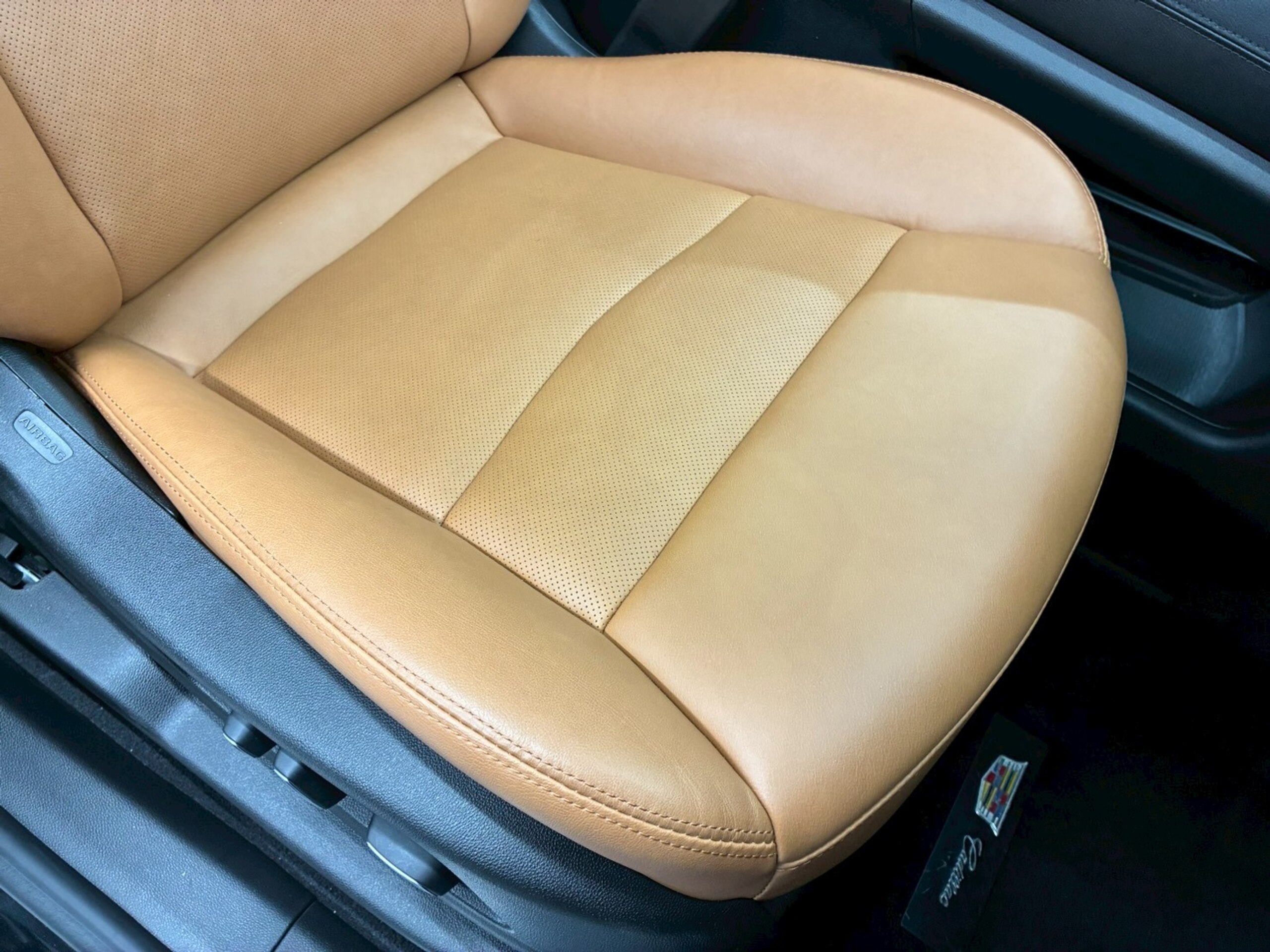 2022 Cadillac XT5 - キャデラック XT5 プレミアム 4WD ブラウンレザー パノラマルーフ 純正18AW ヘッドアップディスプレイ BOSEサウンド デジタルミラー AppleCarPlay ワイヤレス充電 360°カメラ シートヒーター AndroidAuto ルーフレール ETC