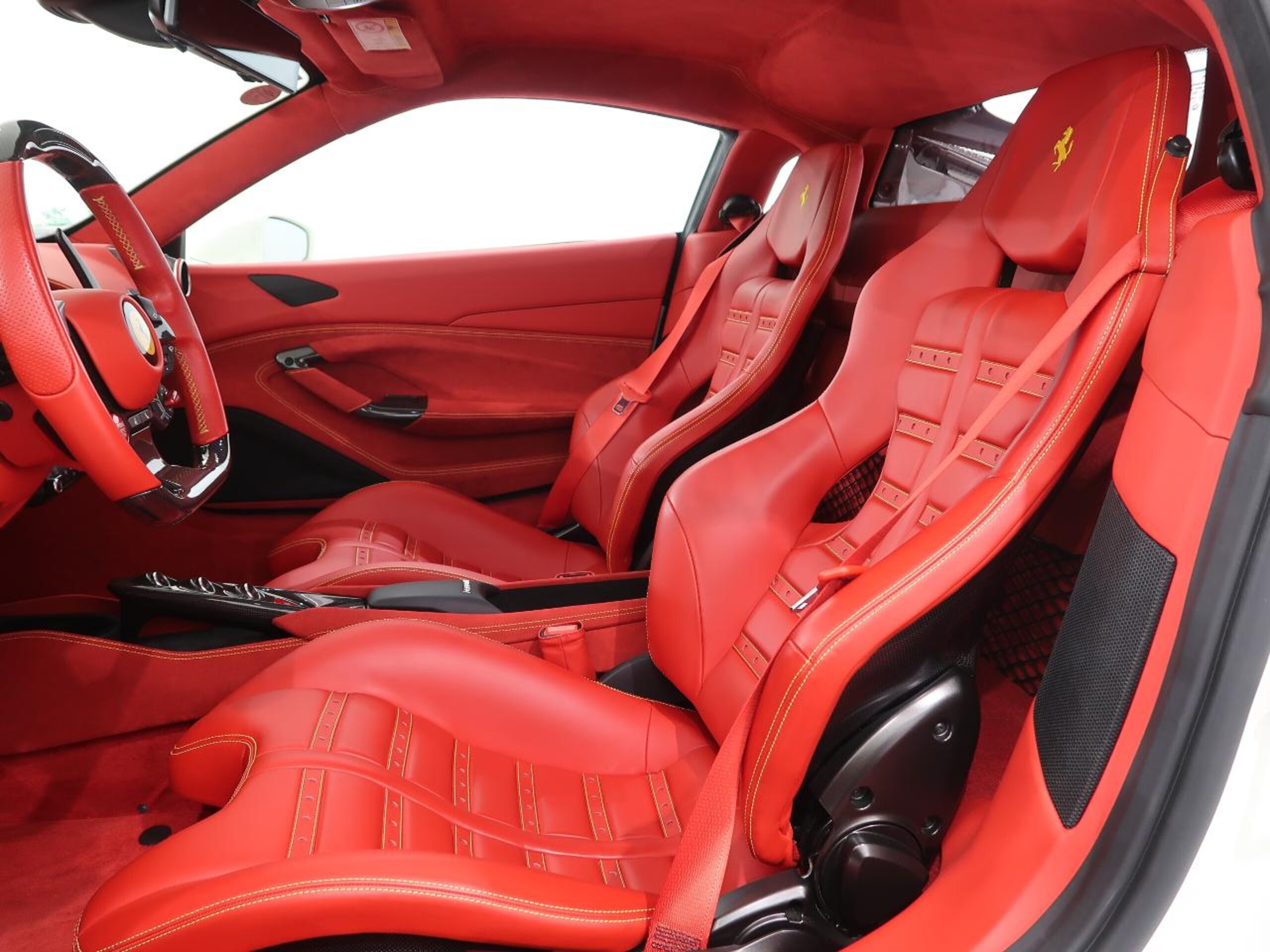 2021 Ferrari F8 Tributo - フェラーリ F8トリブート F1 DCT カーボンエンジンカバー&サイドエアスプリッター デイトナレーシングシート カーボンドアハンドル&ステアリング+LED カーボンセンターブリッジ シルキック ダッシュインサート イエローレブ