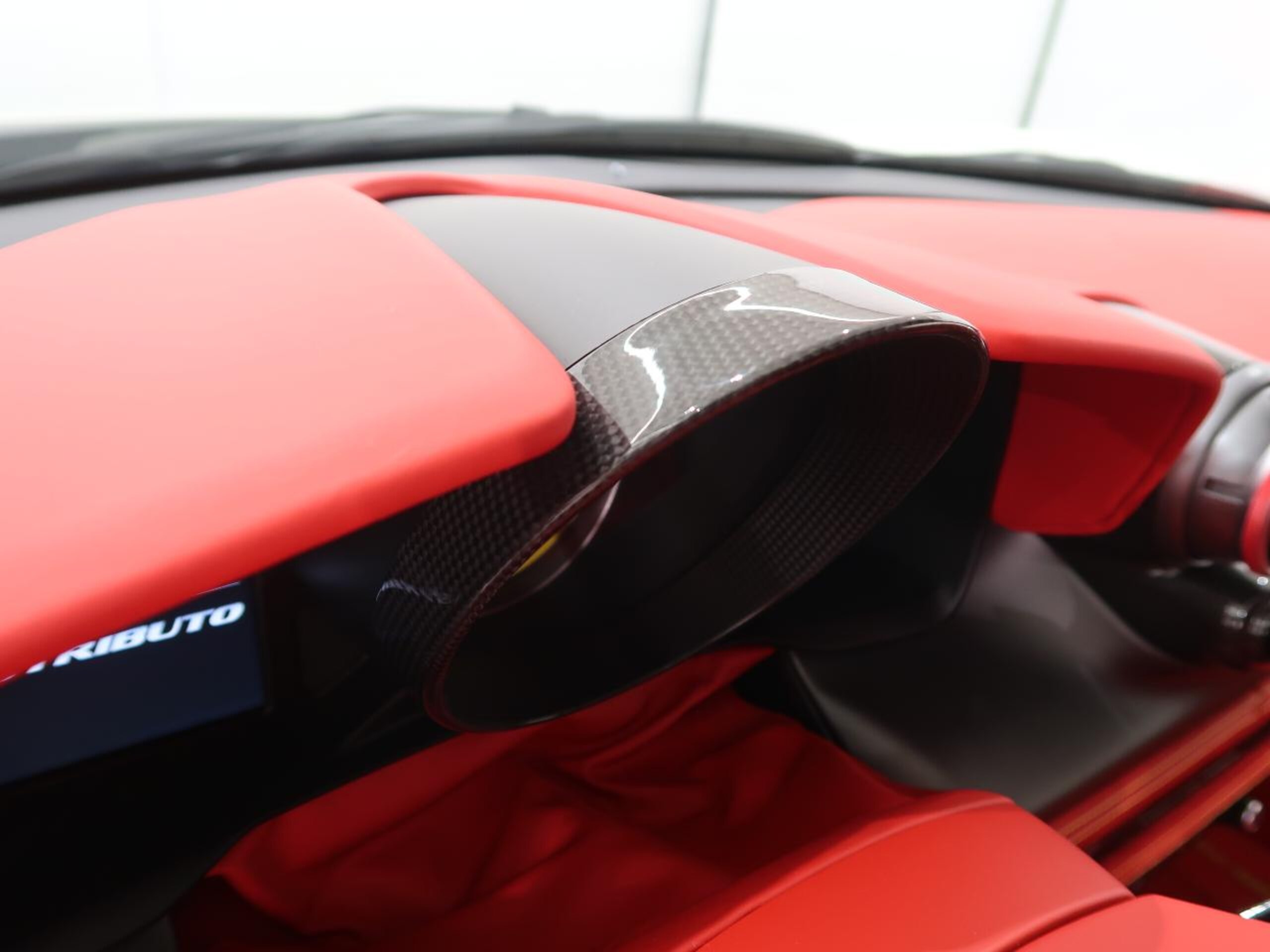 2021 Ferrari F8 Tributo - フェラーリ F8トリブート F1 DCT カーボンエンジンカバー&サイドエアスプリッター デイトナレーシングシート カーボンドアハンドル&ステアリング+LED カーボンセンターブリッジ シルキック ダッシュインサート イエローレブ