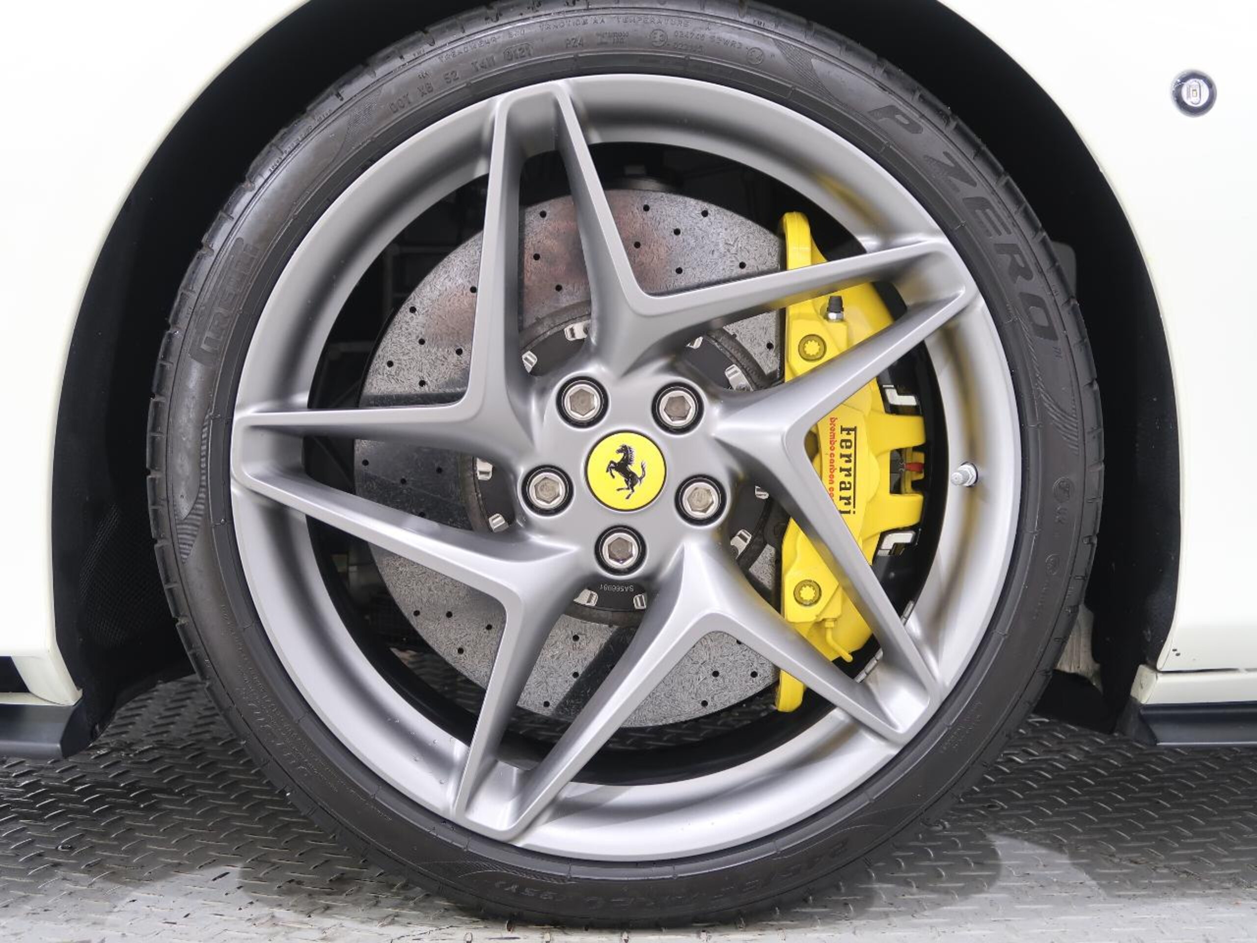2021 Ferrari F8 Tributo - フェラーリ F8トリブート F1 DCT カーボンエンジンカバー&サイドエアスプリッター デイトナレーシングシート カーボンドアハンドル&ステアリング+LED カーボンセンターブリッジ シルキック ダッシュインサート イエローレブ