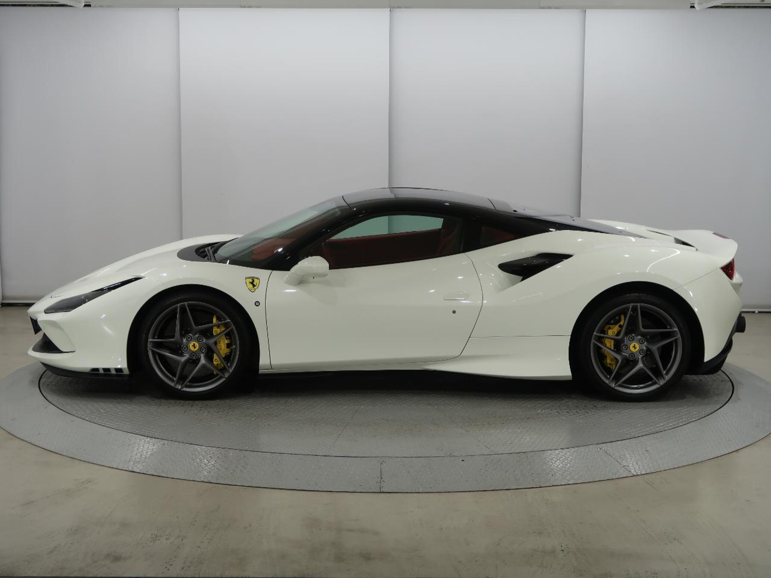 2021 Ferrari F8 Tributo - フェラーリ F8トリブート F1 DCT カーボンエンジンカバー&サイドエアスプリッター デイトナレーシングシート カーボンドアハンドル&ステアリング+LED カーボンセンターブリッジ シルキック ダッシュインサート イエローレブ
