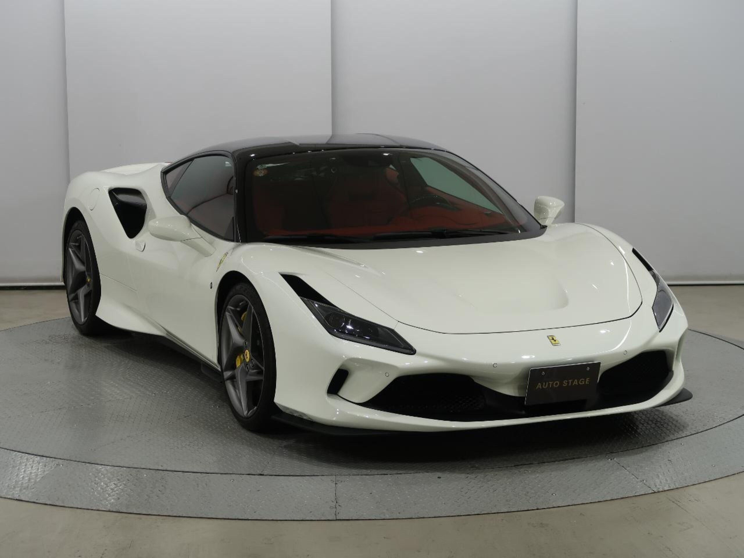 2021 Ferrari F8 Tributo - フェラーリ F8トリブート F1 DCT カーボンエンジンカバー&サイドエアスプリッター デイトナレーシングシート カーボンドアハンドル&ステアリング+LED カーボンセンターブリッジ シルキック ダッシュインサート イエローレブ
