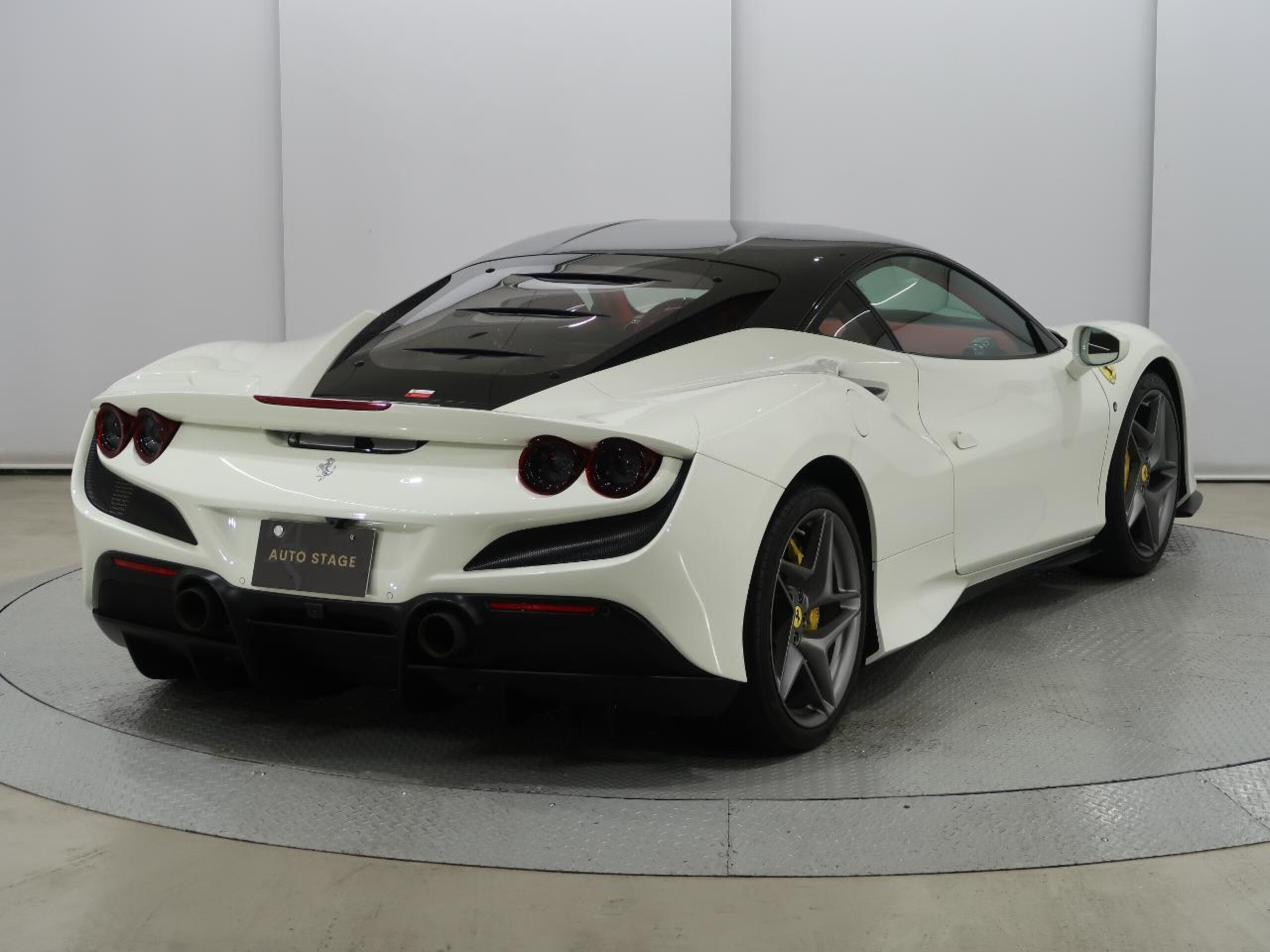 2021 Ferrari F8 Tributo - フェラーリ F8トリブート F1 DCT カーボンエンジンカバー&サイドエアスプリッター デイトナレーシングシート カーボンドアハンドル&ステアリング+LED カーボンセンターブリッジ シルキック ダッシュインサート イエローレブ
