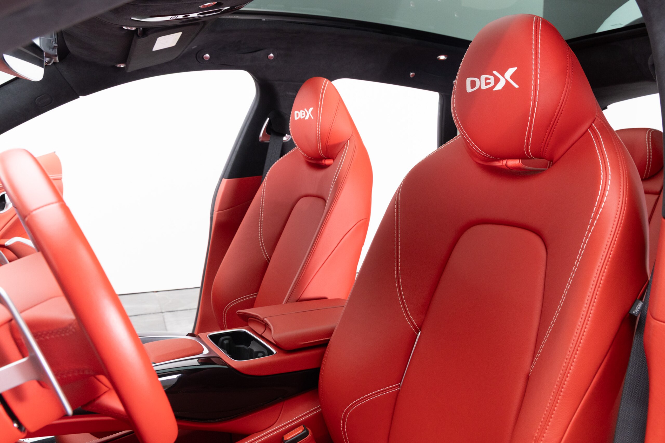 2021 Aston Martin DBX - アストンマーティン DBX 4.0 4WD レッドレザーシート 左ハンドル 22インチAW(マットブラック) パノラミックルーフ シートヒーター LEDヘッドライト ACC レーンキープ フルセグTV アルカンターラルーフライナー