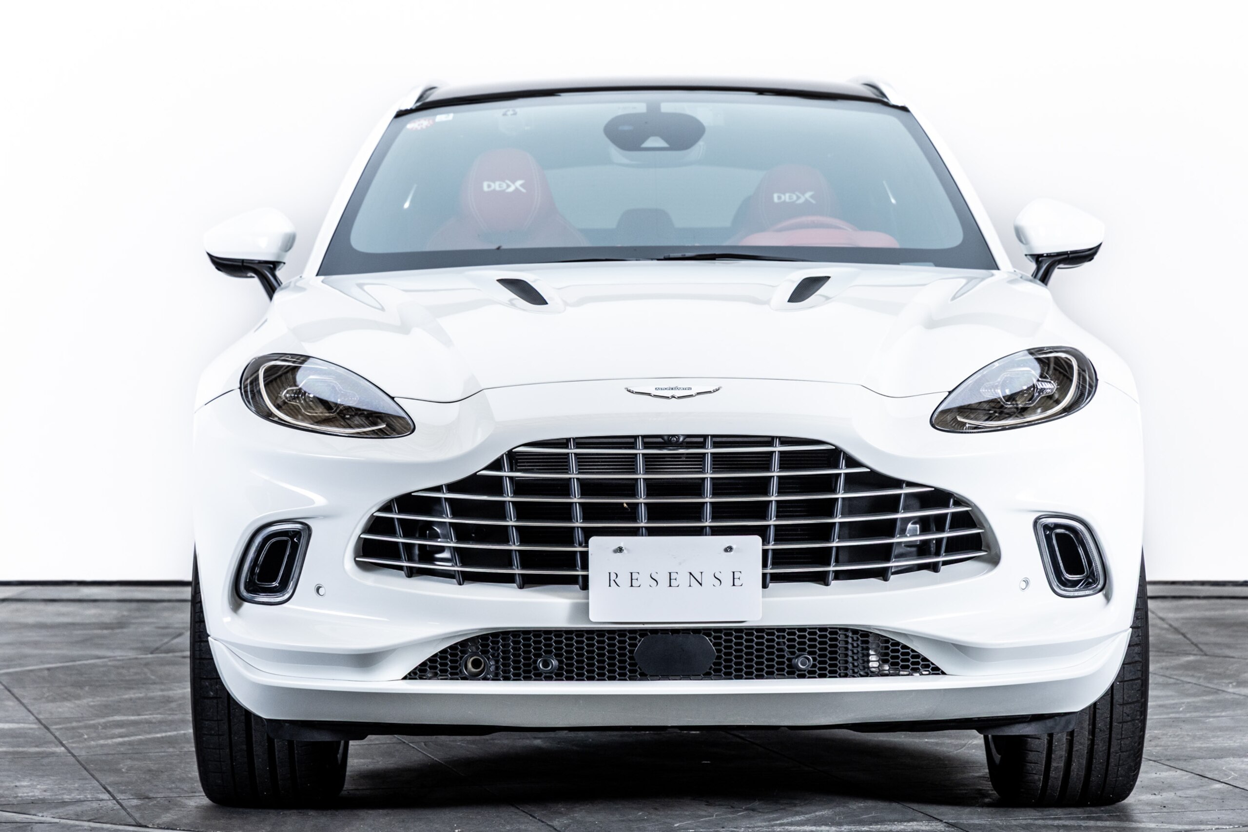2021 Aston Martin DBX - アストンマーティン DBX 4.0 4WD レッドレザーシート 左ハンドル 22インチAW(マットブラック) パノラミックルーフ シートヒーター LEDヘッドライト ACC レーンキープ フルセグTV アルカンターラルーフライナー