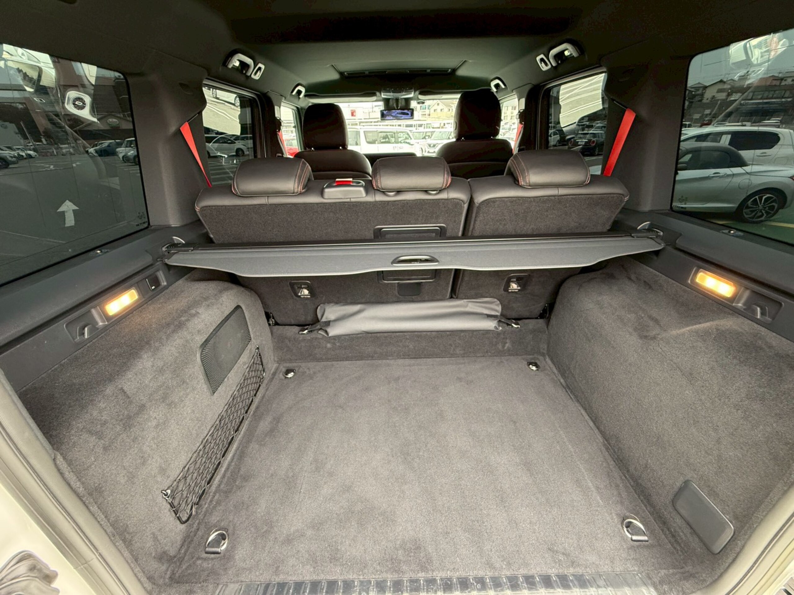 2021 Mercedes-Benz G-Class - メルセデス・ベンツ Gクラス G400d AMGライン ディーゼルターボ 4WD 左ハンドル/ラグジュアリーPKG/サンルーフ/禁煙車/ブラックレザーシート/ダイヤモンドホワイト/純正ナビ/全方位カメラ/デジタルインナーミラー/AppleCarPlay/純正20インチAW/レッドシートベルト
