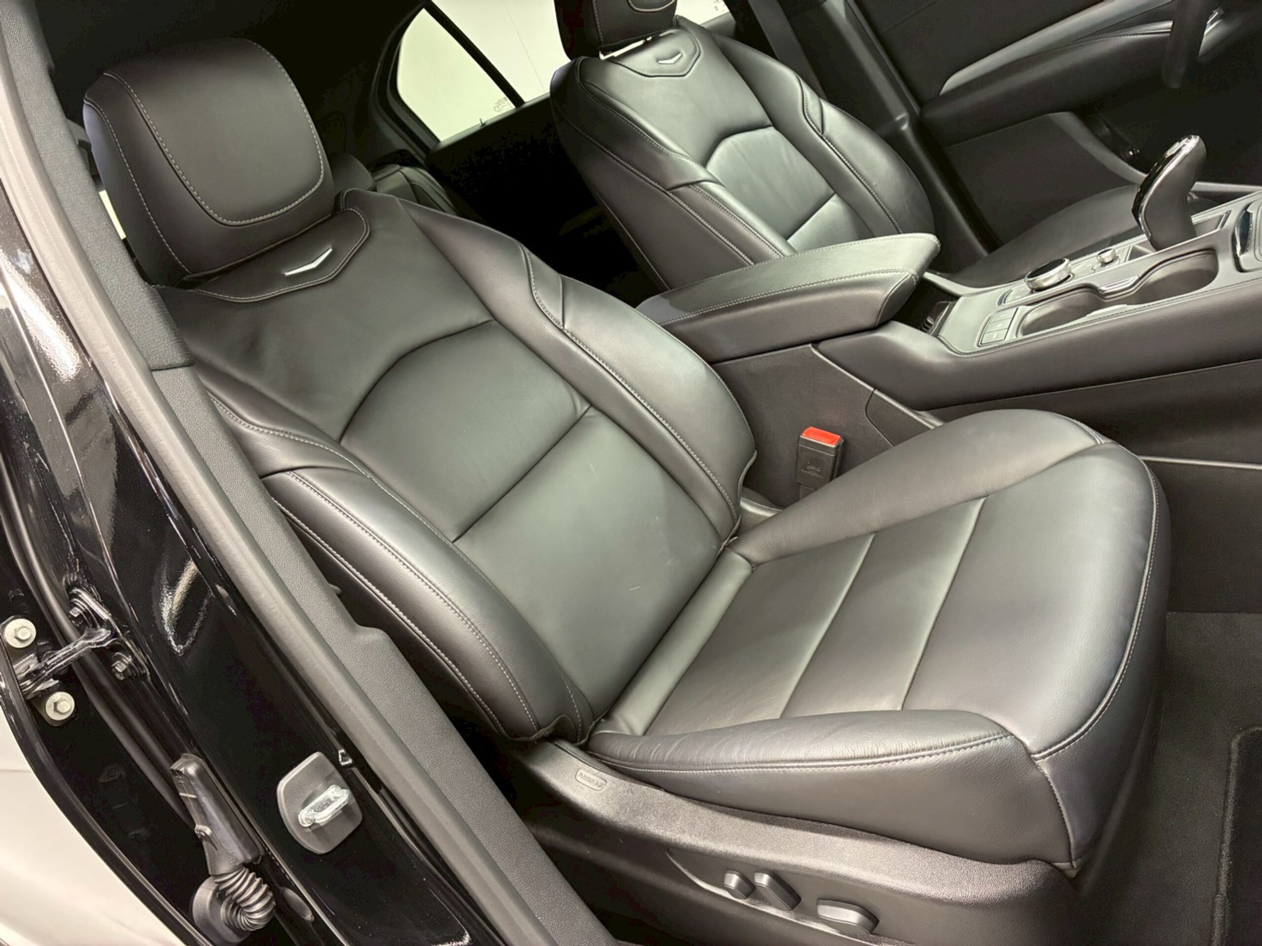 2021 Cadillac XT4 - キャデラック XT4 プレミアム 4WD 1オーナー 黒レザー 前後ドラレコ 純正18AW BOSEサウンド Apple CarPlay Android Auto 360°カメラ 後席ヒーター デジタルミラー 電動リアゲート シートヒーター ETC クルコン パドルシフト