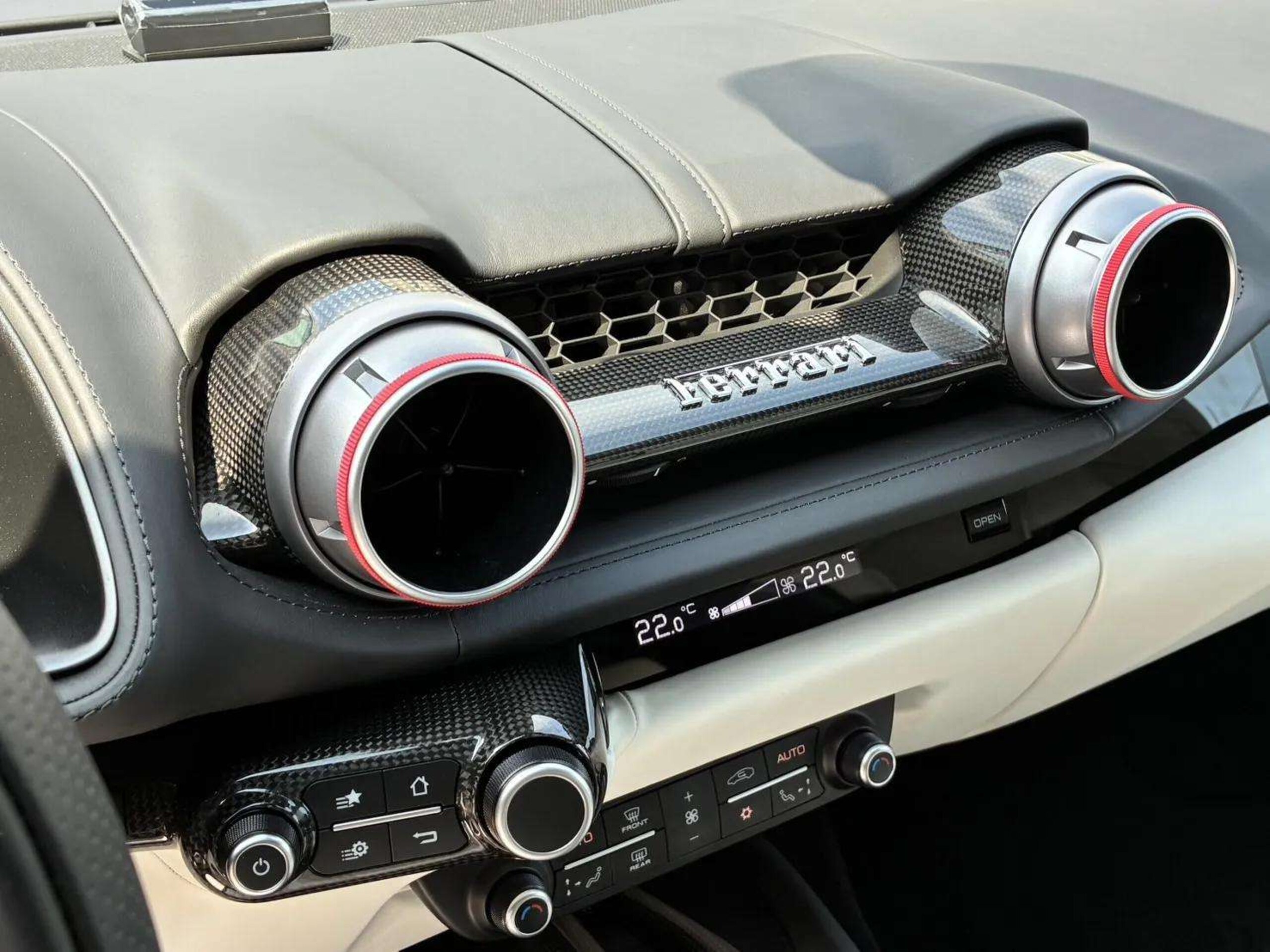 2021 Ferrari 812GTS - フェラーリ 812GTS F1 DCT ビアンコアブス 内装ビアンコ 外装カーボン ダイヤモンドカット鍛造ホイール OP660 認定中古車保証2年付き