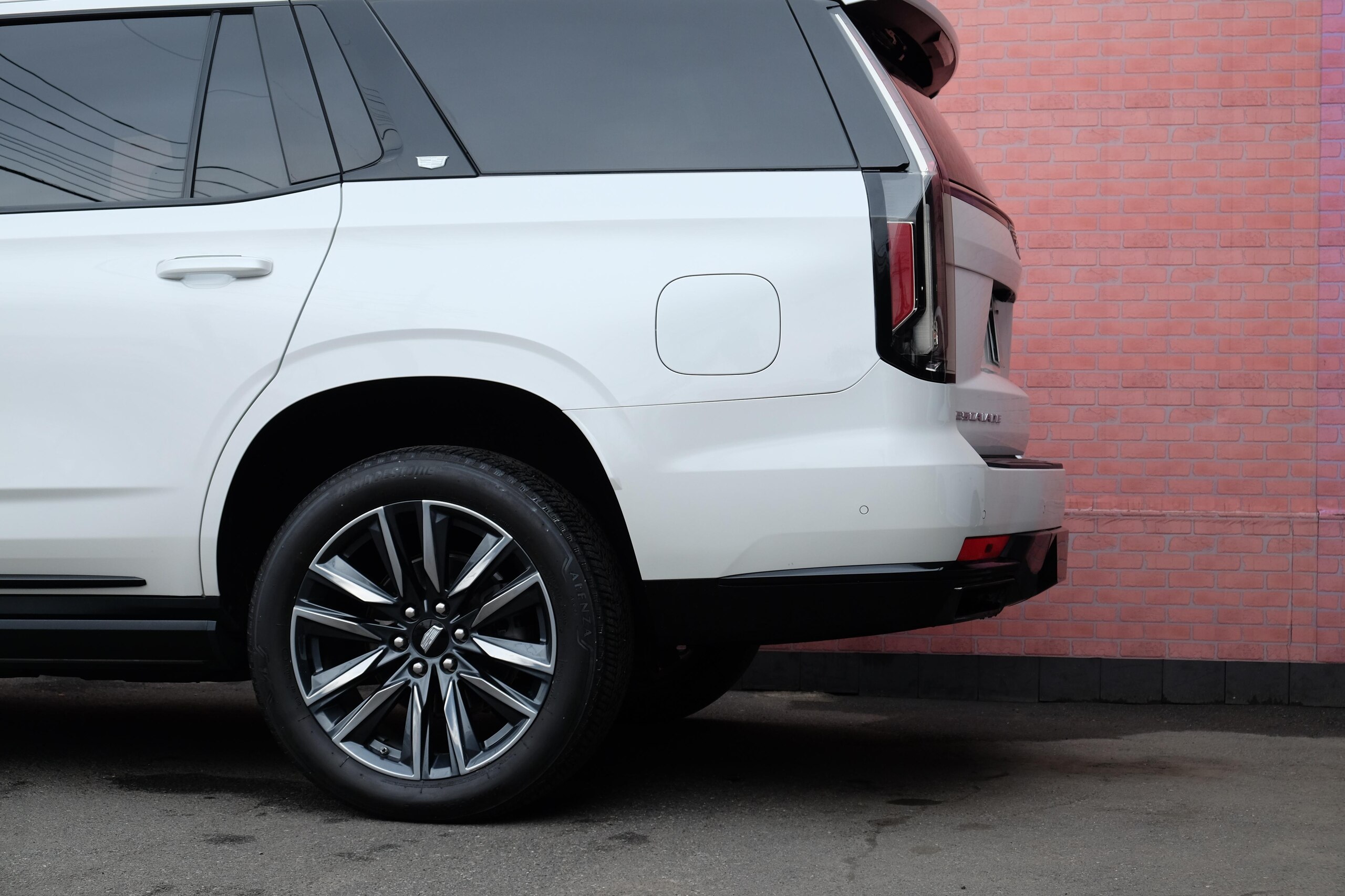 2021 Cadillac Escalade - キャデラック エスカレード スポーツ 4WD 正規D車/ウィスパーベージュIN/電動サイドステップ/ナイトビジョン/クーラーコンソール/リアエンター/AKGサウンド/パノラマSR/ソフトクローズドア/HUD/カープレイ/38インチOLEDディスプレイ/22AW/電動Rゲート/AWD