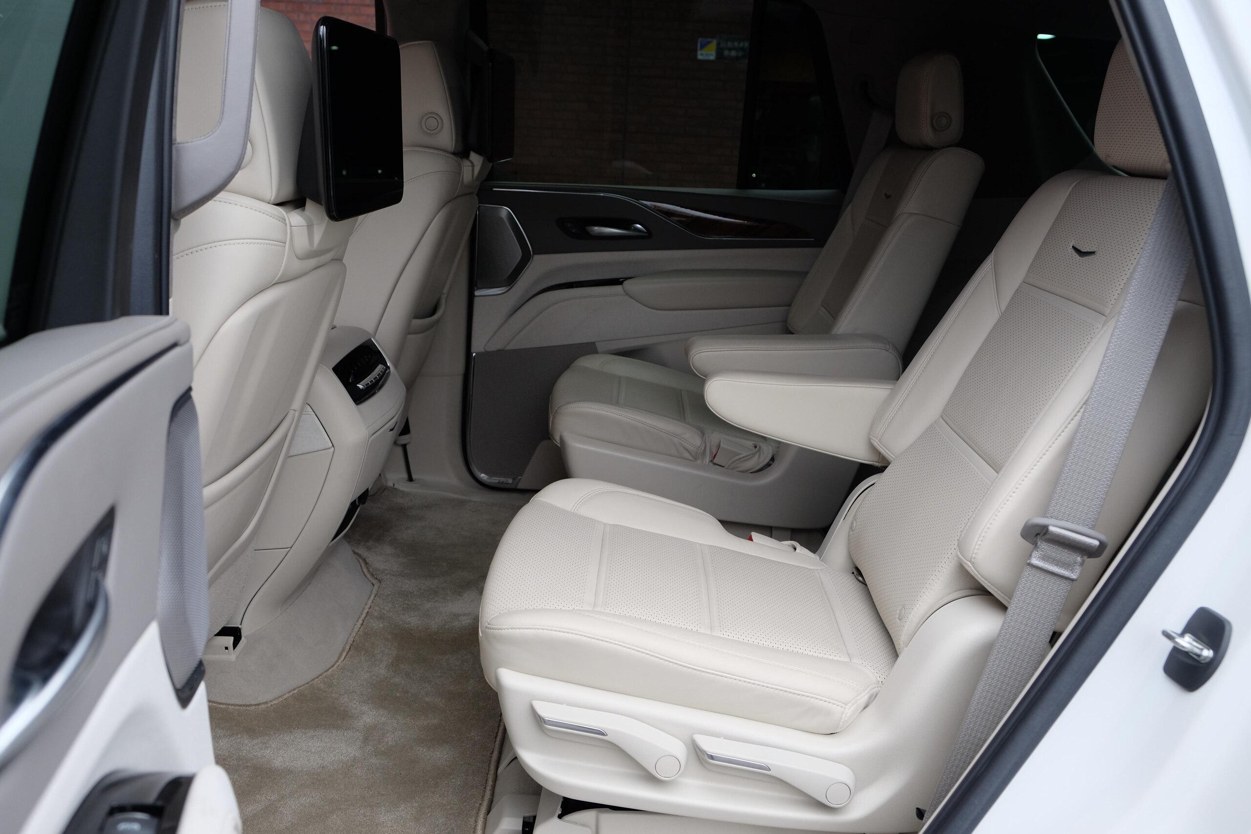 2021 Cadillac Escalade - キャデラック エスカレード スポーツ 4WD 正規D車/ウィスパーベージュIN/電動サイドステップ/ナイトビジョン/クーラーコンソール/リアエンター/AKGサウンド/パノラマSR/ソフトクローズドア/HUD/カープレイ/38インチOLEDディスプレイ/22AW/電動Rゲート/AWD