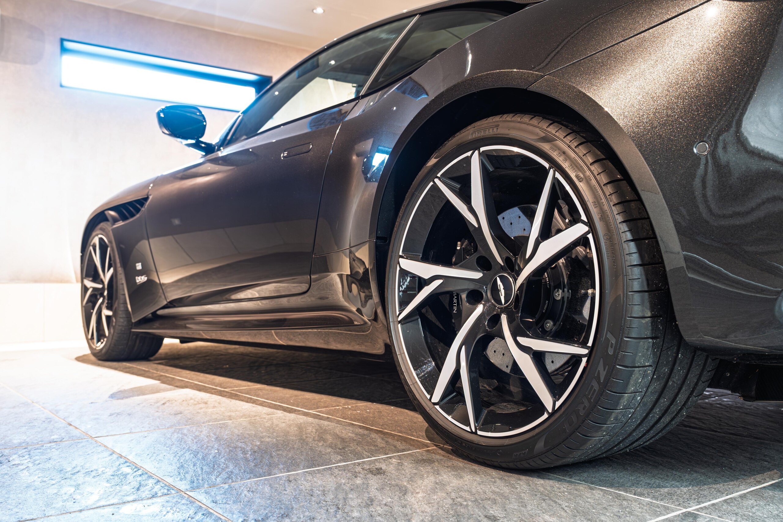 2021 Aston Martin DBS Superleggera - アストンマーティン DBSスーパーレッジェーラ 5.2 007エディション 世界25台限定 007専用オプション ブラックティンテッド・カーボンファイバー・エクステリアパック 21インチYスポークグロスブラックダイヤモンドAW アンダーボンネットジュエリーゴールド