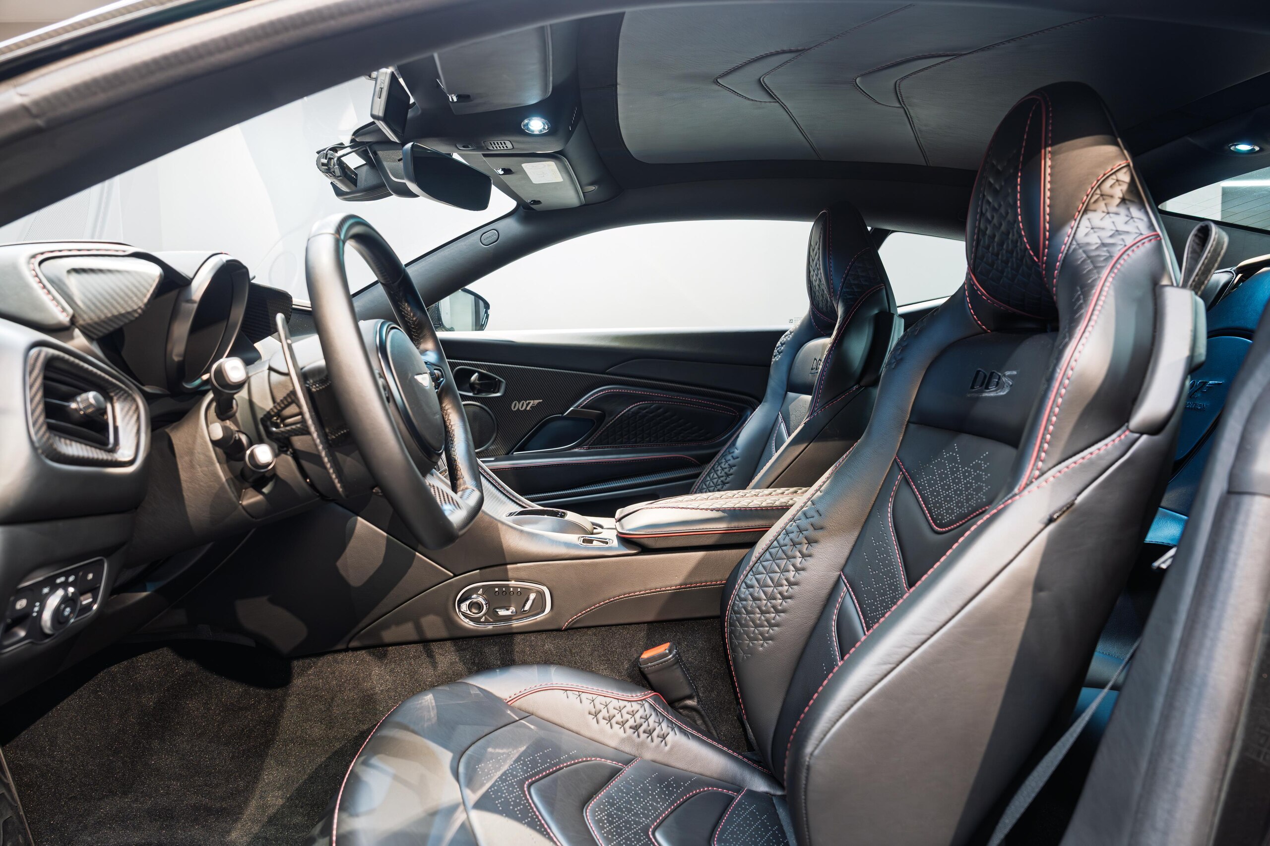 2021 Aston Martin DBS Superleggera - アストンマーティン DBSスーパーレッジェーラ 5.2 007エディション 世界25台限定 007専用オプション ブラックティンテッド・カーボンファイバー・エクステリアパック 21インチYスポークグロスブラックダイヤモンドAW アンダーボンネットジュエリーゴールド