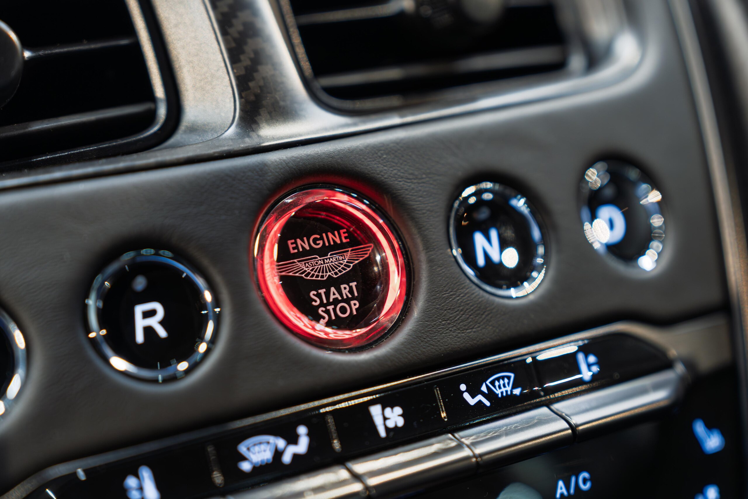 2021 Aston Martin DBS Superleggera - アストンマーティン DBSスーパーレッジェーラ 5.2 007エディション 世界25台限定 007専用オプション ブラックティンテッド・カーボンファイバー・エクステリアパック 21インチYスポークグロスブラックダイヤモンドAW アンダーボンネットジュエリーゴールド