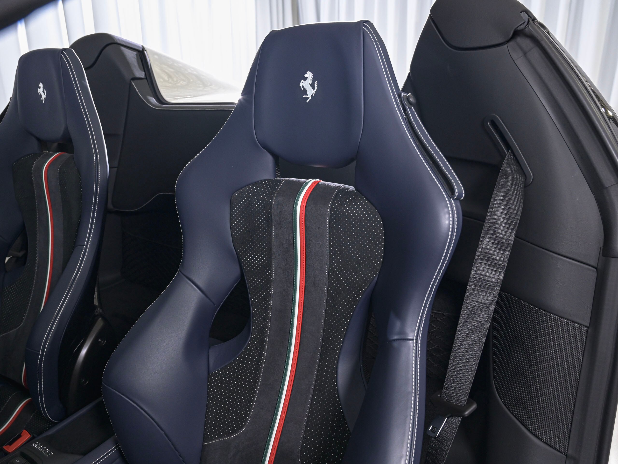 2021 Ferrari F8Spider - フェラーリ F8スパイダー F1 DCT LED付カーボンファイバー製ドライバー・ゾーン コルサカーボンファイバーレーシングシート 20インチ・クローム仕上・鍛造スポーツホイール カーボンファイバー製アウターシルカバー