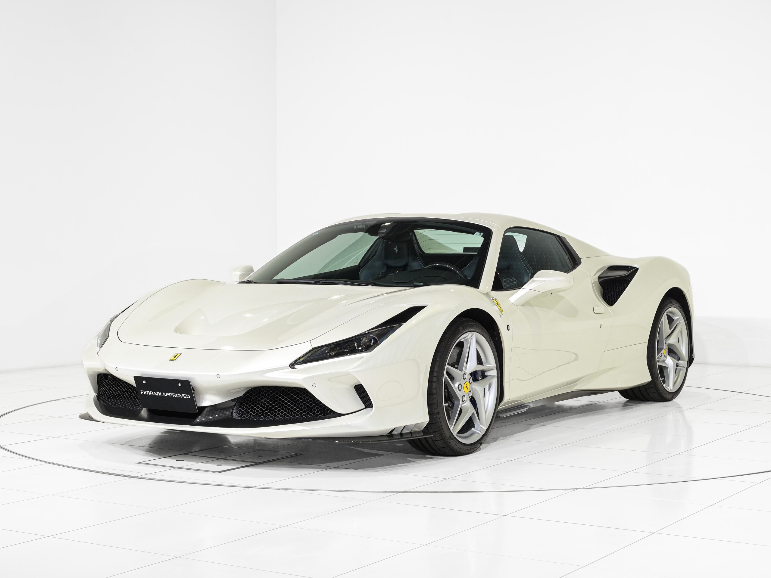 2021 Ferrari F8Spider - フェラーリ F8スパイダー F1 DCT LED付カーボンファイバー製ドライバー・ゾーン コルサカーボンファイバーレーシングシート 20インチ・クローム仕上・鍛造スポーツホイール カーボンファイバー製アウターシルカバー