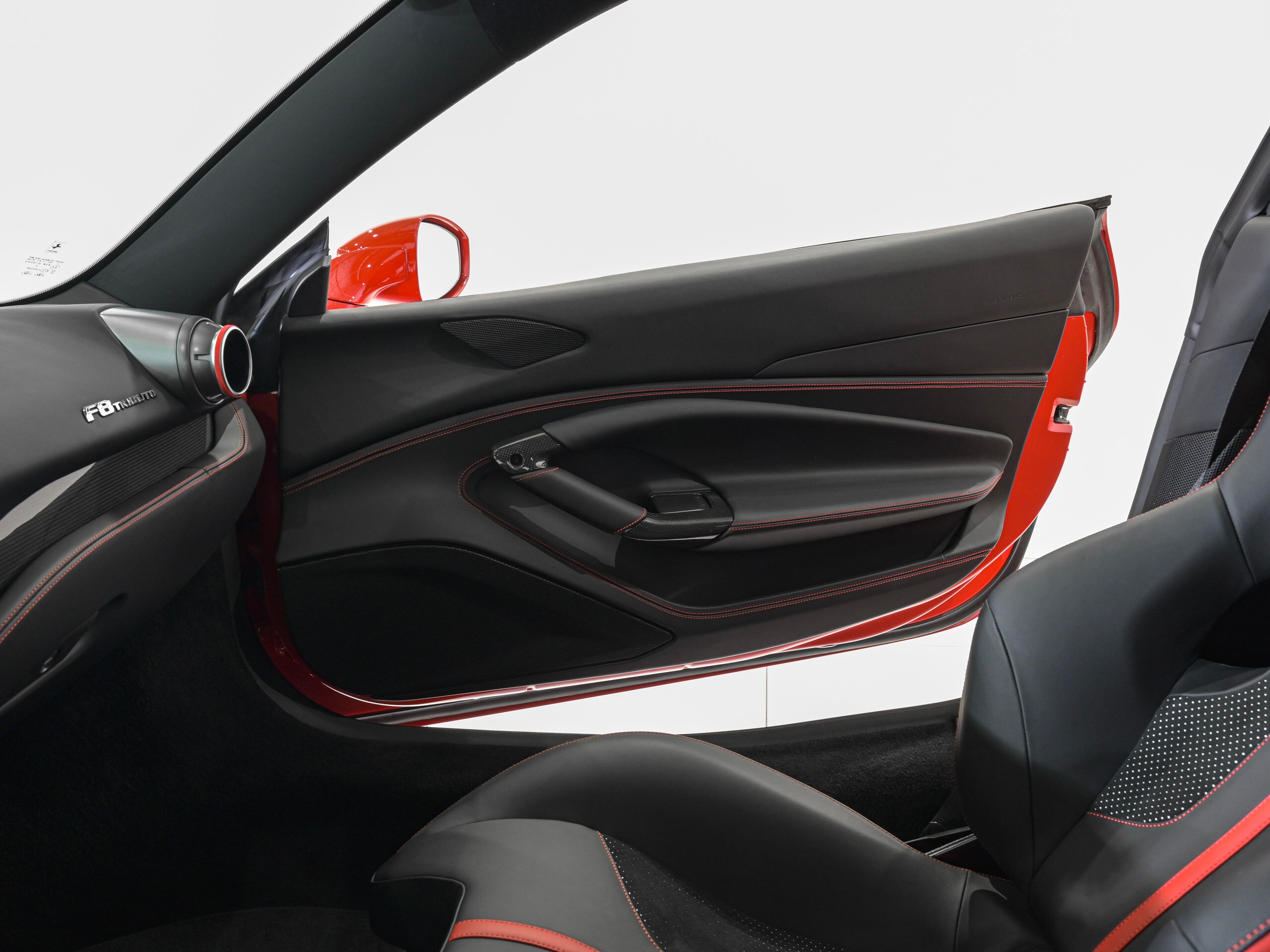 2021 Ferrari F8 Tributo - フェラーリ F8トリブート F1 DCT LED付カーボンファイバー製ドライバーゾーン カーボンファイバー製センターコンソール カーボンファイバー製インナードアハンドル カーボンファイバー製レーシングシート