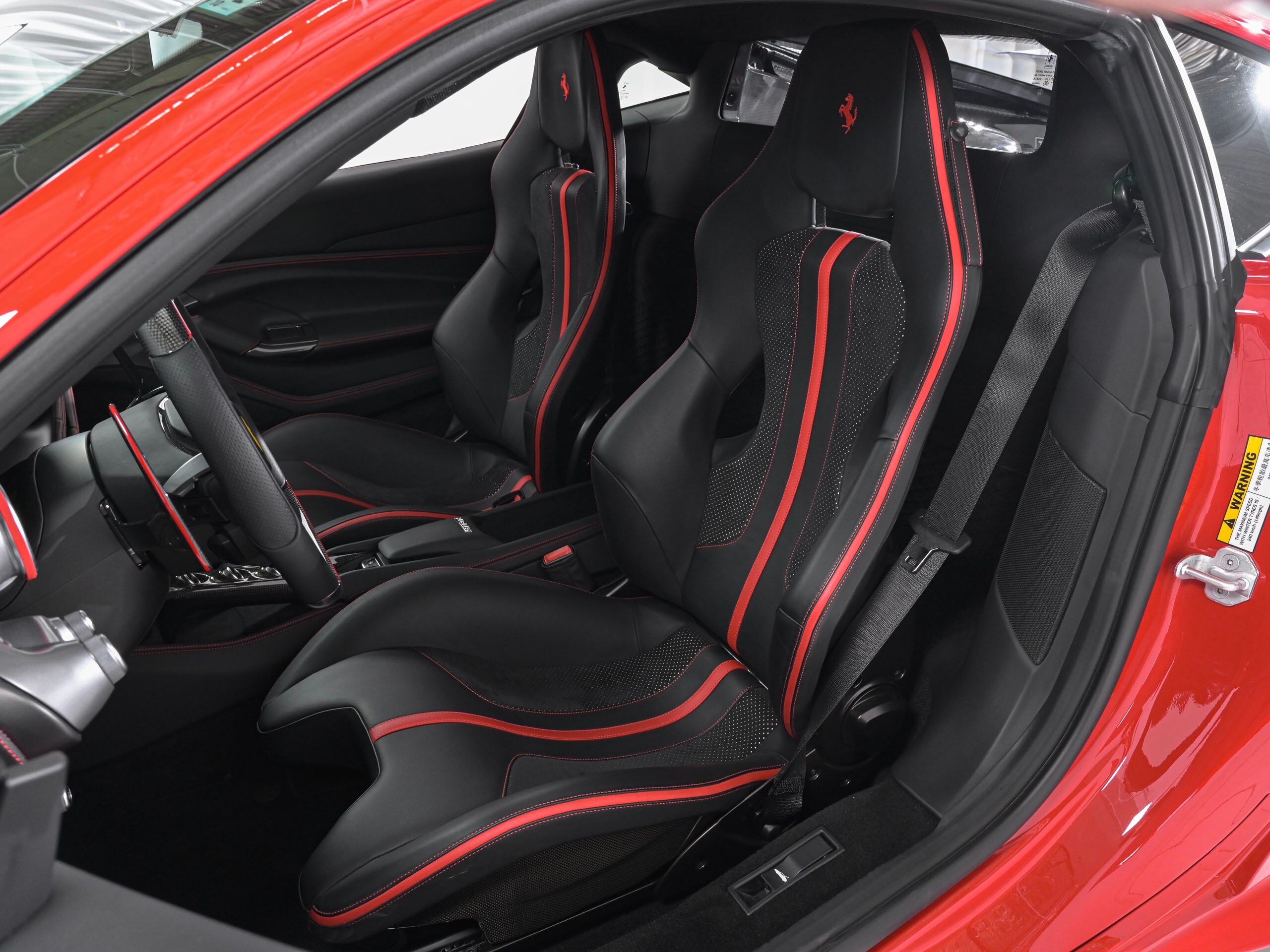 2021 Ferrari F8 Tributo - フェラーリ F8トリブート F1 DCT LED付カーボンファイバー製ドライバーゾーン カーボンファイバー製センターコンソール カーボンファイバー製インナードアハンドル カーボンファイバー製レーシングシート