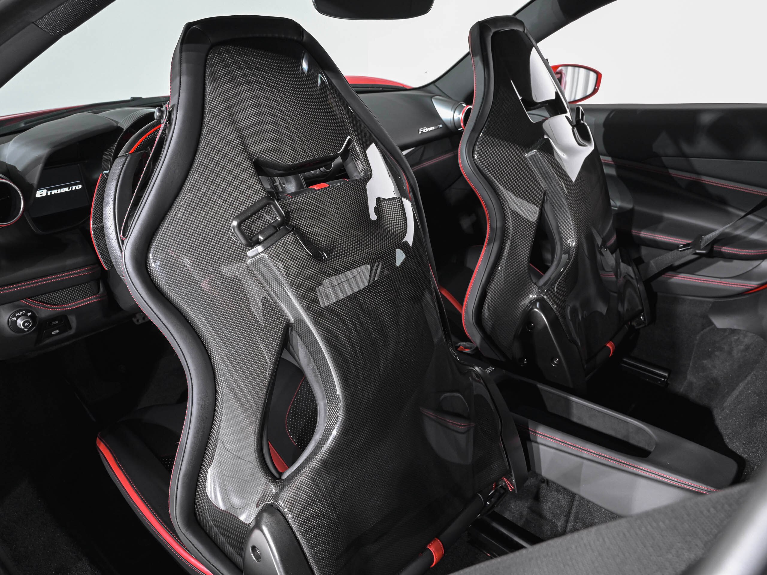 2021 Ferrari F8 Tributo - フェラーリ F8トリブート F1 DCT LED付カーボンファイバー製ドライバーゾーン カーボンファイバー製センターコンソール カーボンファイバー製インナードアハンドル カーボンファイバー製レーシングシート
