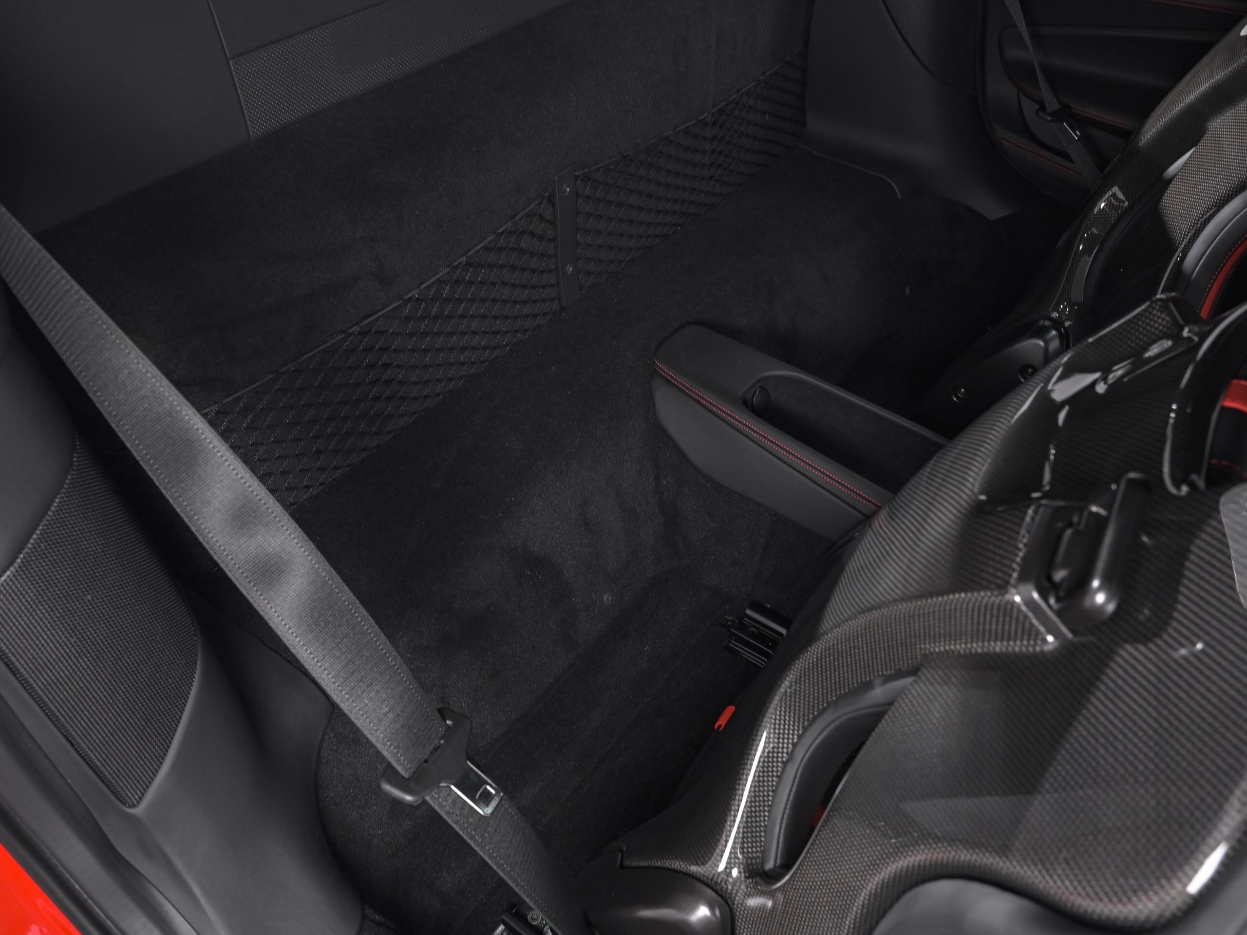 2021 Ferrari F8 Tributo - フェラーリ F8トリブート F1 DCT LED付カーボンファイバー製ドライバーゾーン カーボンファイバー製センターコンソール カーボンファイバー製インナードアハンドル カーボンファイバー製レーシングシート