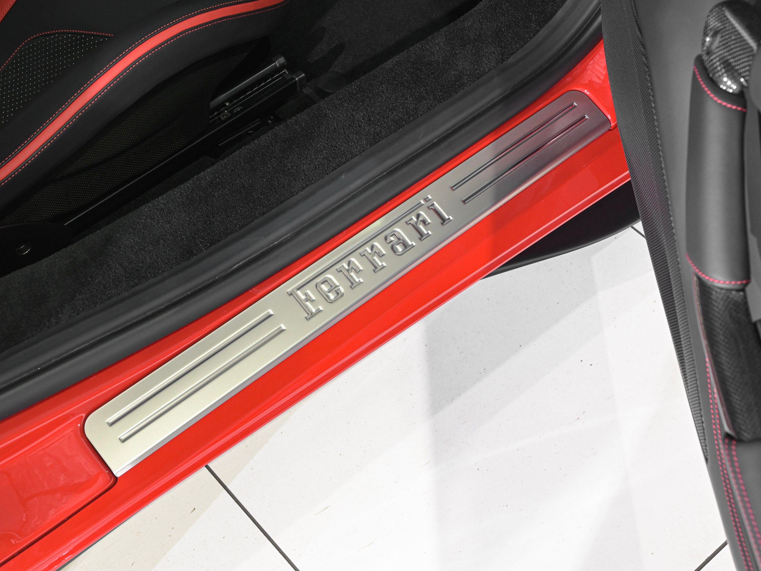 2021 Ferrari F8 Tributo - フェラーリ F8トリブート F1 DCT LED付カーボンファイバー製ドライバーゾーン カーボンファイバー製センターコンソール カーボンファイバー製インナードアハンドル カーボンファイバー製レーシングシート