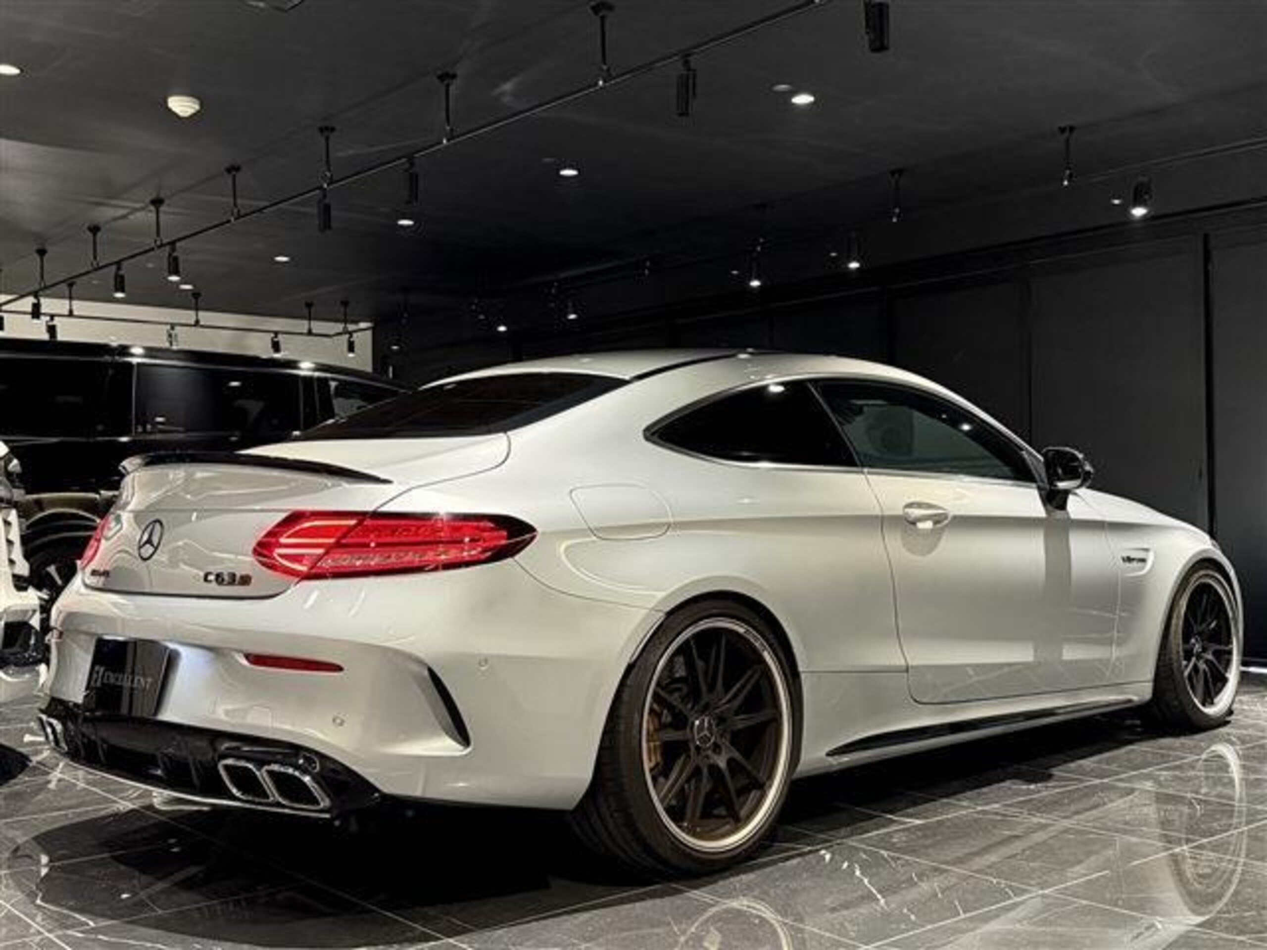 2021 Mercedes-AMG C-ClassCoupe - メルセデスＡＭＧ Cクラスクーペ C63 S 後期モデル OPカーボンセラミックブレーキ AMGパフォーマンスシート/ステアリング AKRAPOVICマフラー ローダウン エアコンアンビエントライト D記録簿R5/R6 AMG純正19/20AW