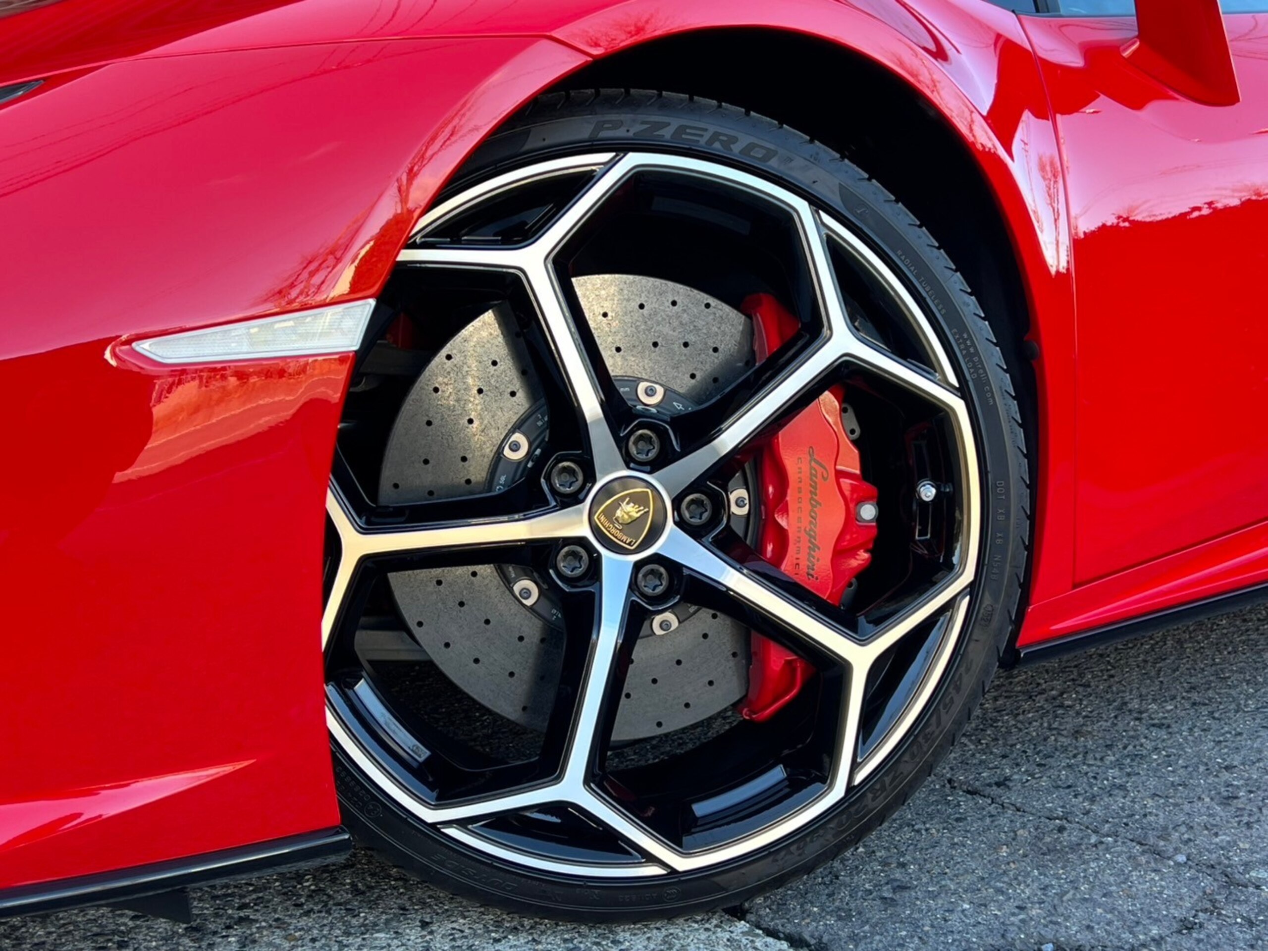 2021 Lamborghini Huracan - ランボルギーニ ウラカン EVO (LDF) 4WD 正規ディーラー車 640-4 屋内保管 禁煙車 正規ディーラー点検済み 記録簿付き 新車取説 保証書 スペアキー 純正バッテリーコンディショナー 純正ボディカバー 備品全部有